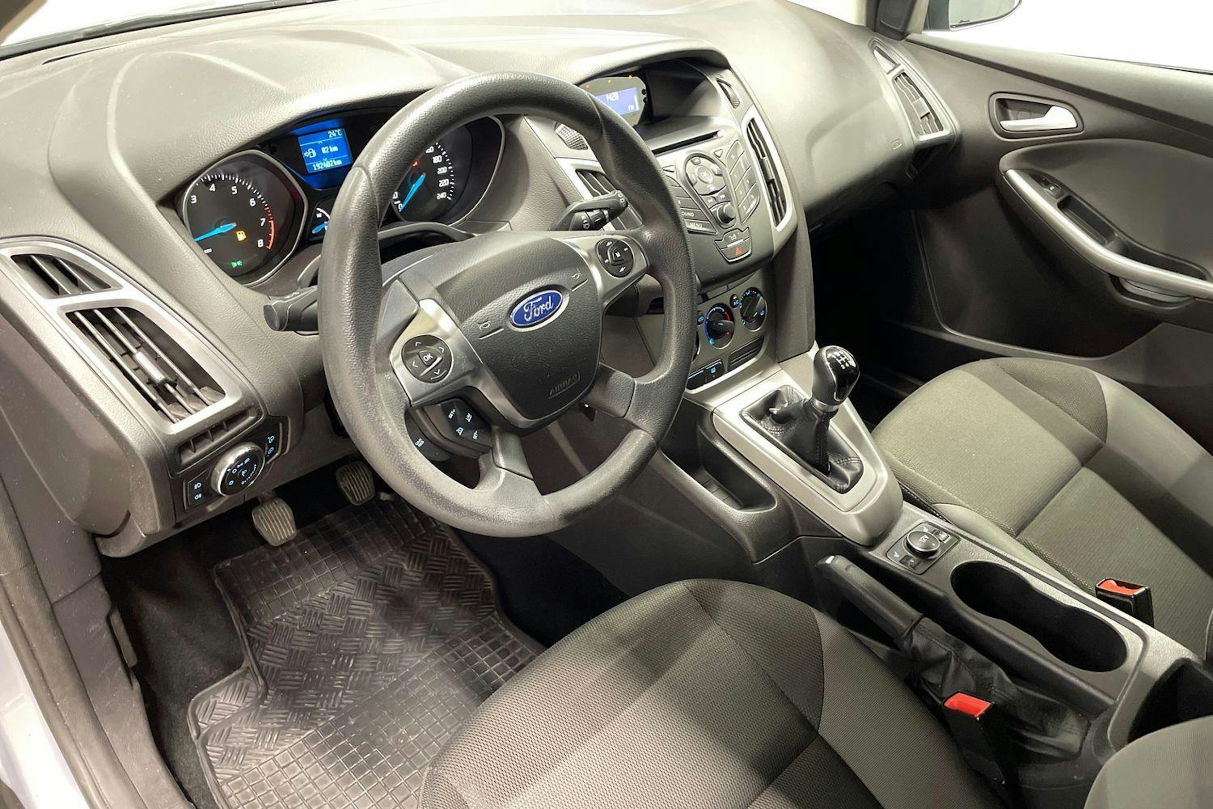 Harmaa Ford FOCUS 2012 kuva 6.
