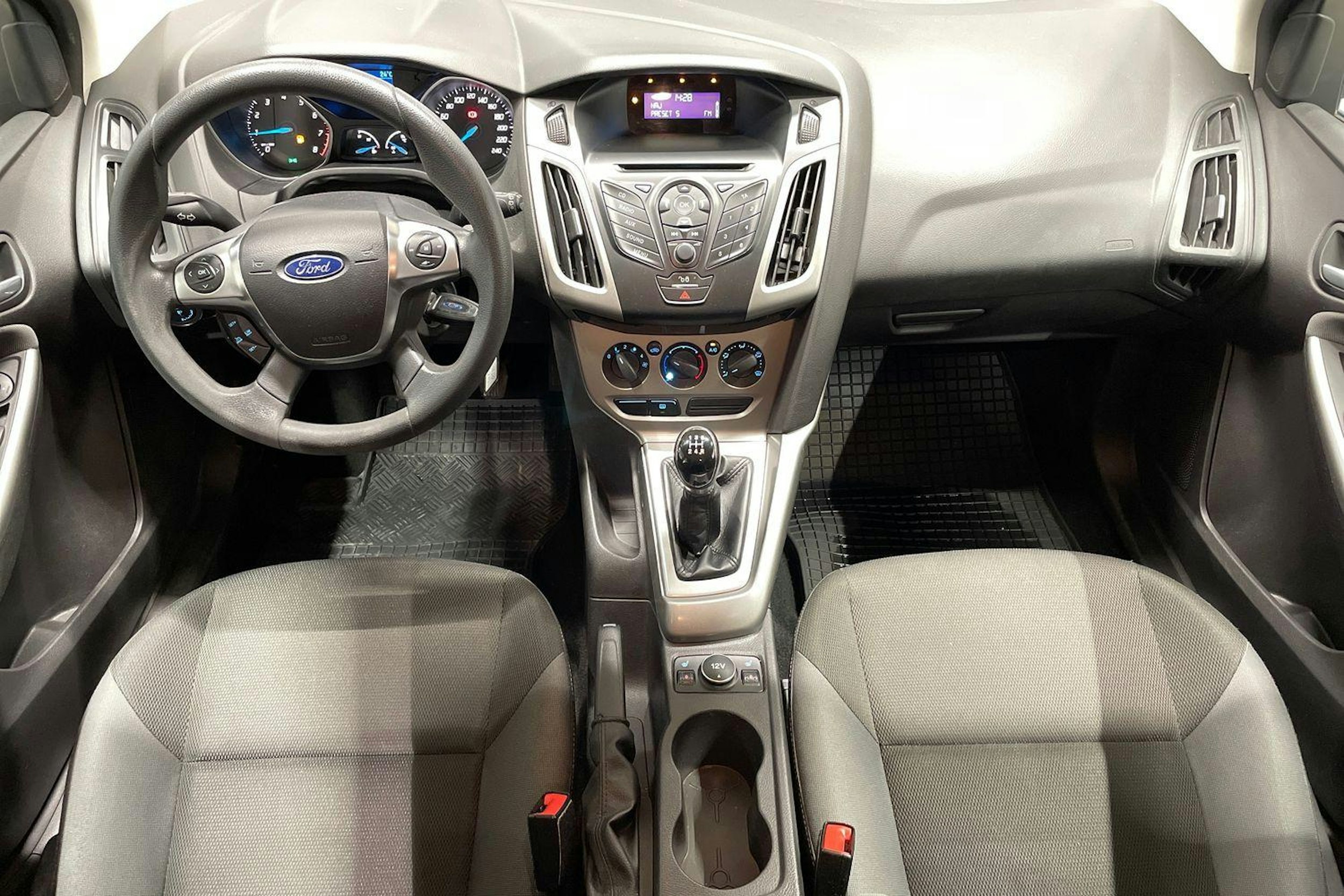 Harmaa Ford FOCUS 2012 kuva 7.