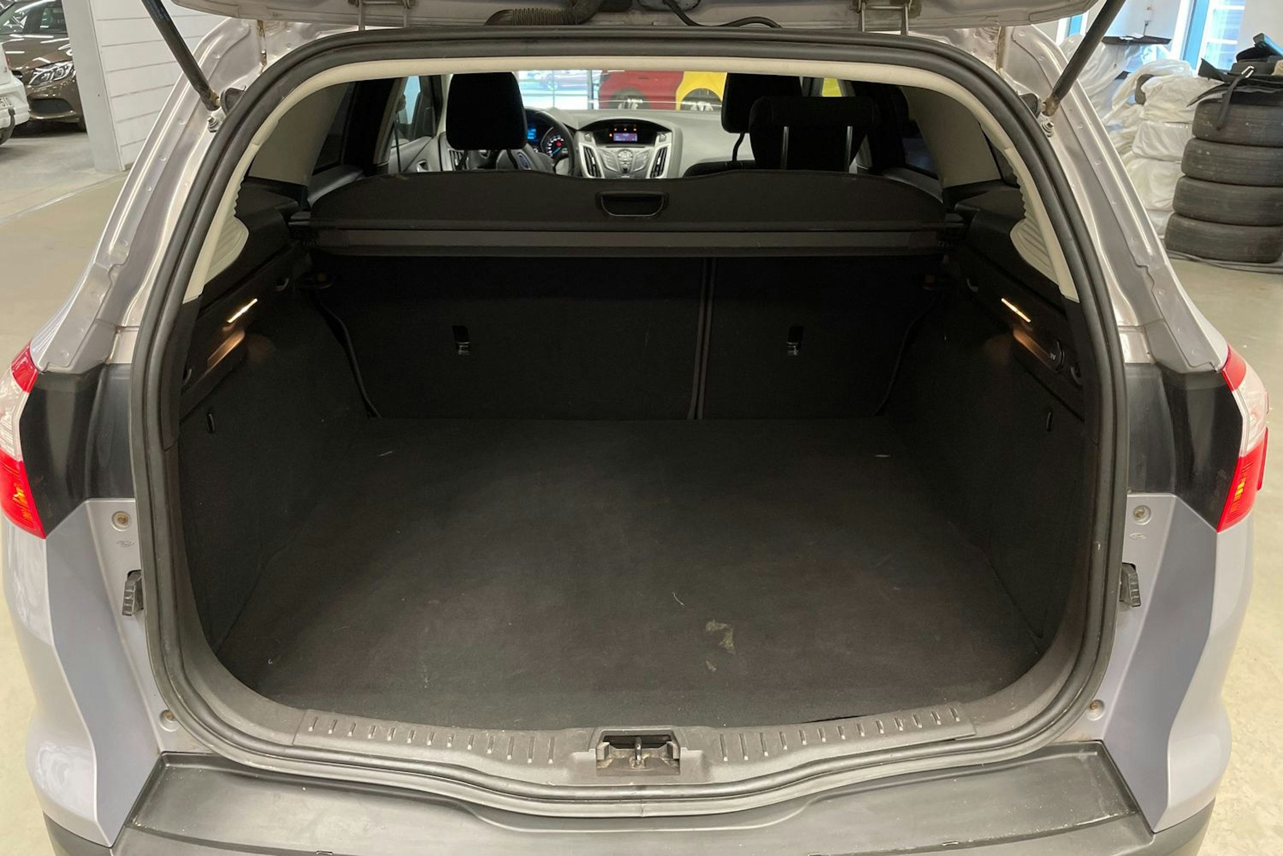 Harmaa Ford FOCUS 2012 kuva 11.