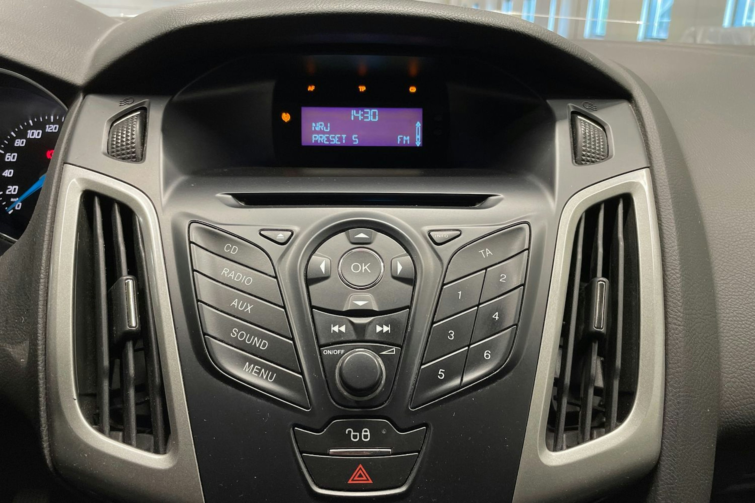 Harmaa Ford FOCUS 2012 kuva 13.