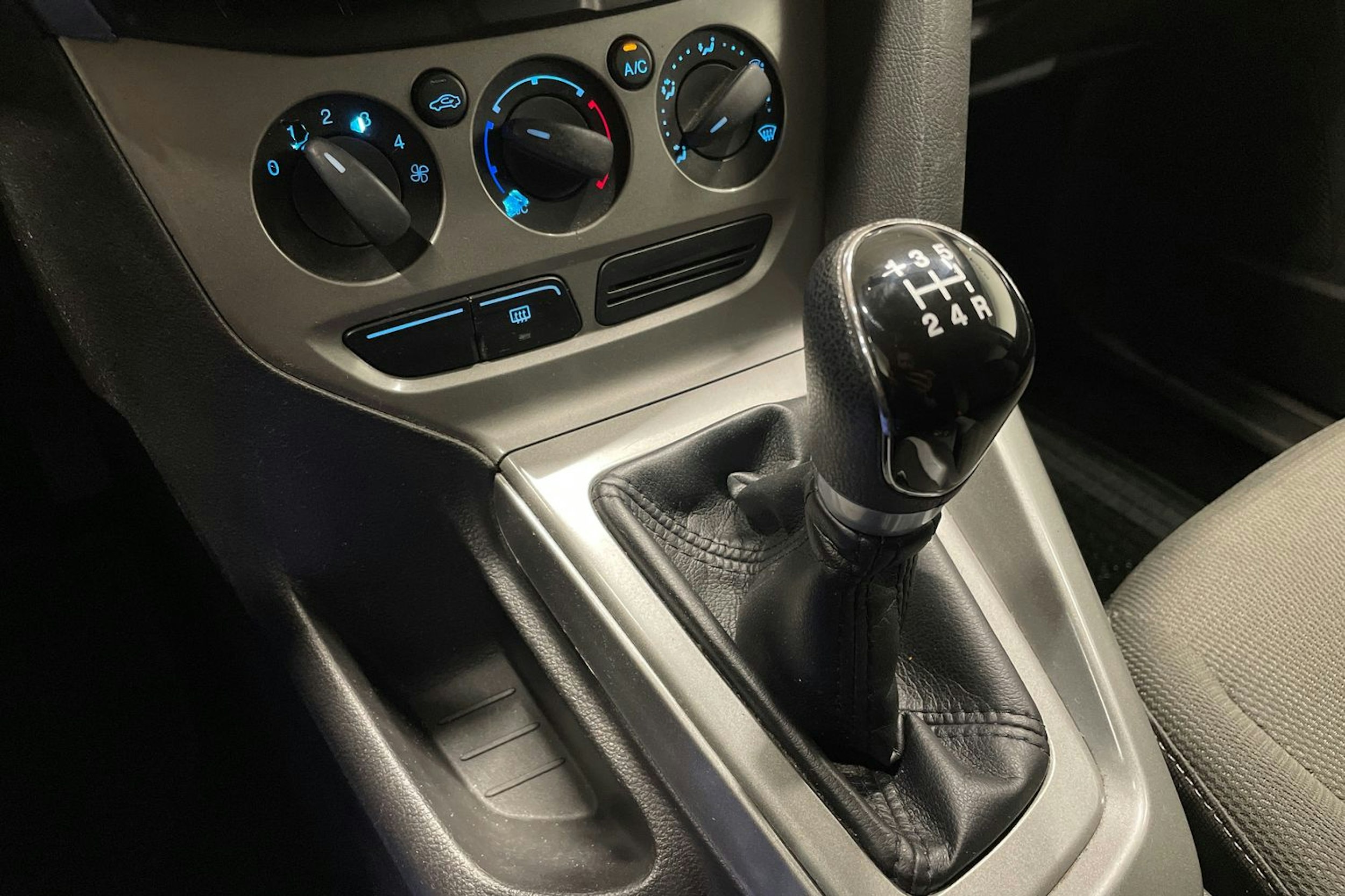 Harmaa Ford FOCUS 2012 kuva 14.