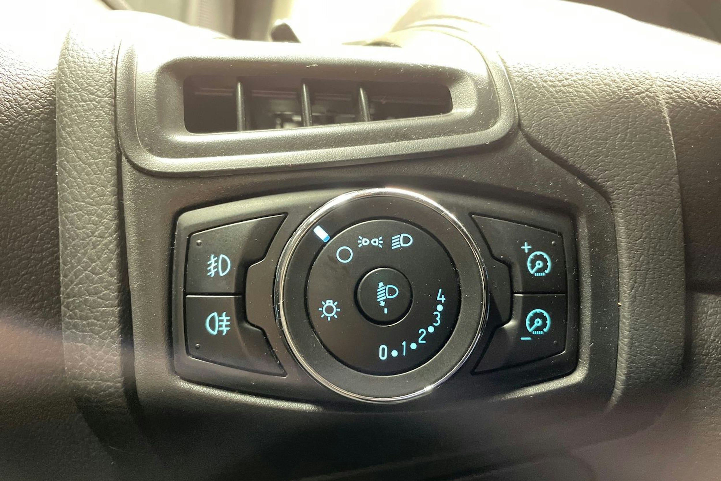 Harmaa Ford FOCUS 2012 kuva 16.