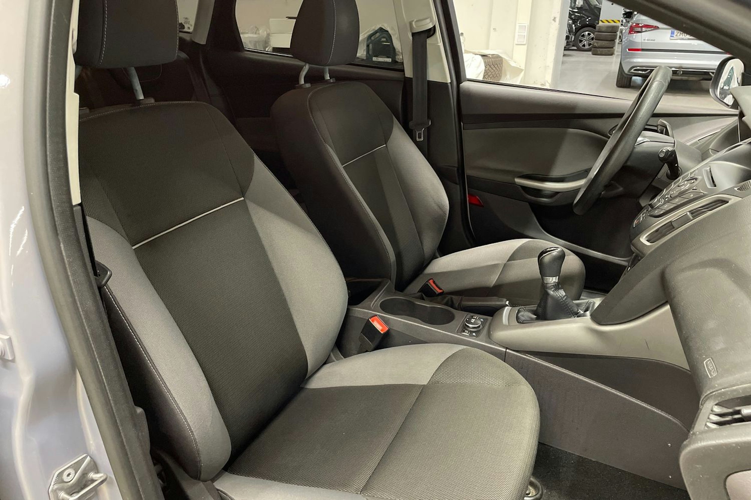 Harmaa Ford FOCUS 2012 kuva 20.