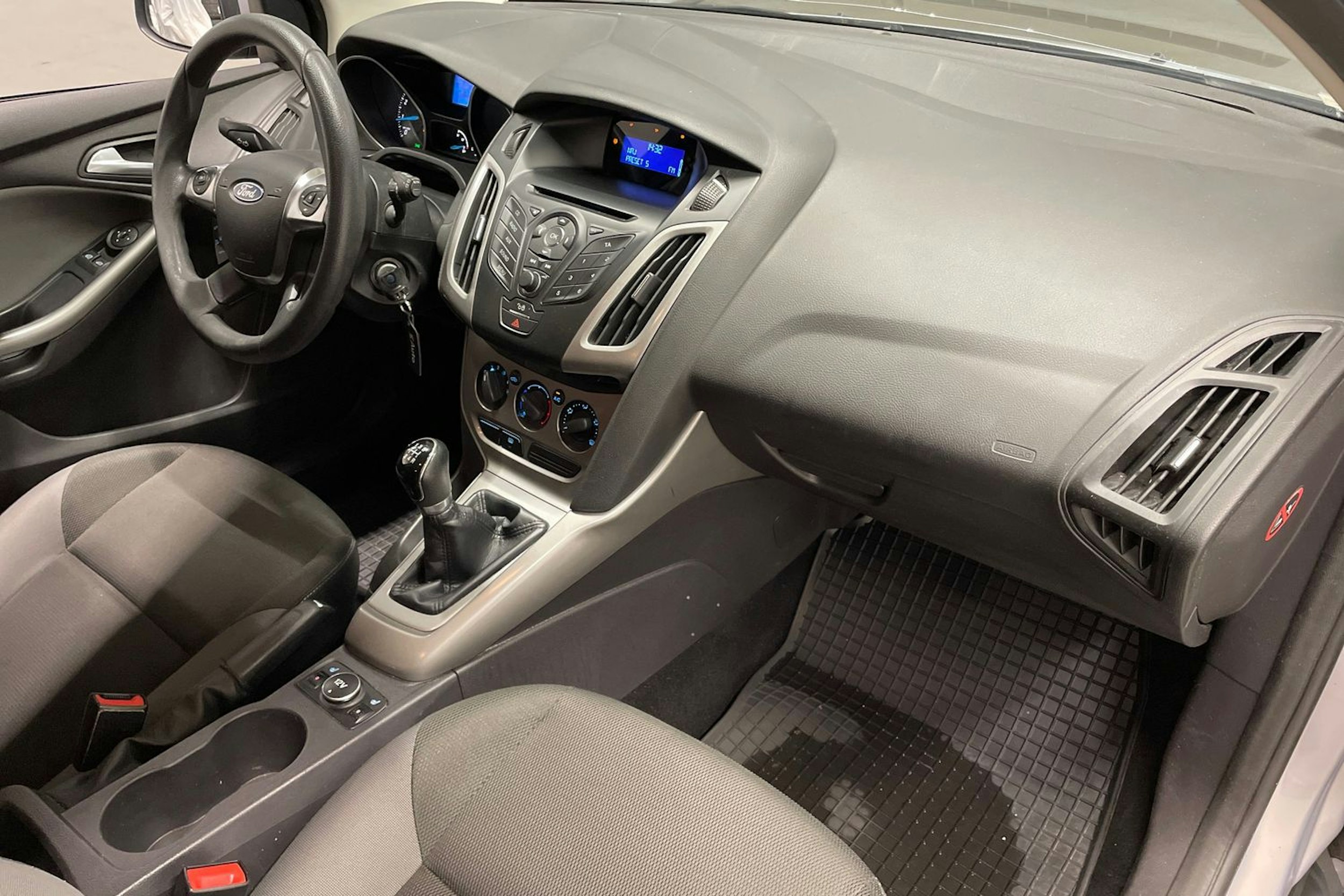 Harmaa Ford FOCUS 2012 kuva 21.
