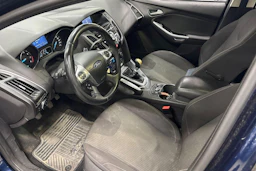 sininen Ford Focus 2012 kuva 6.
