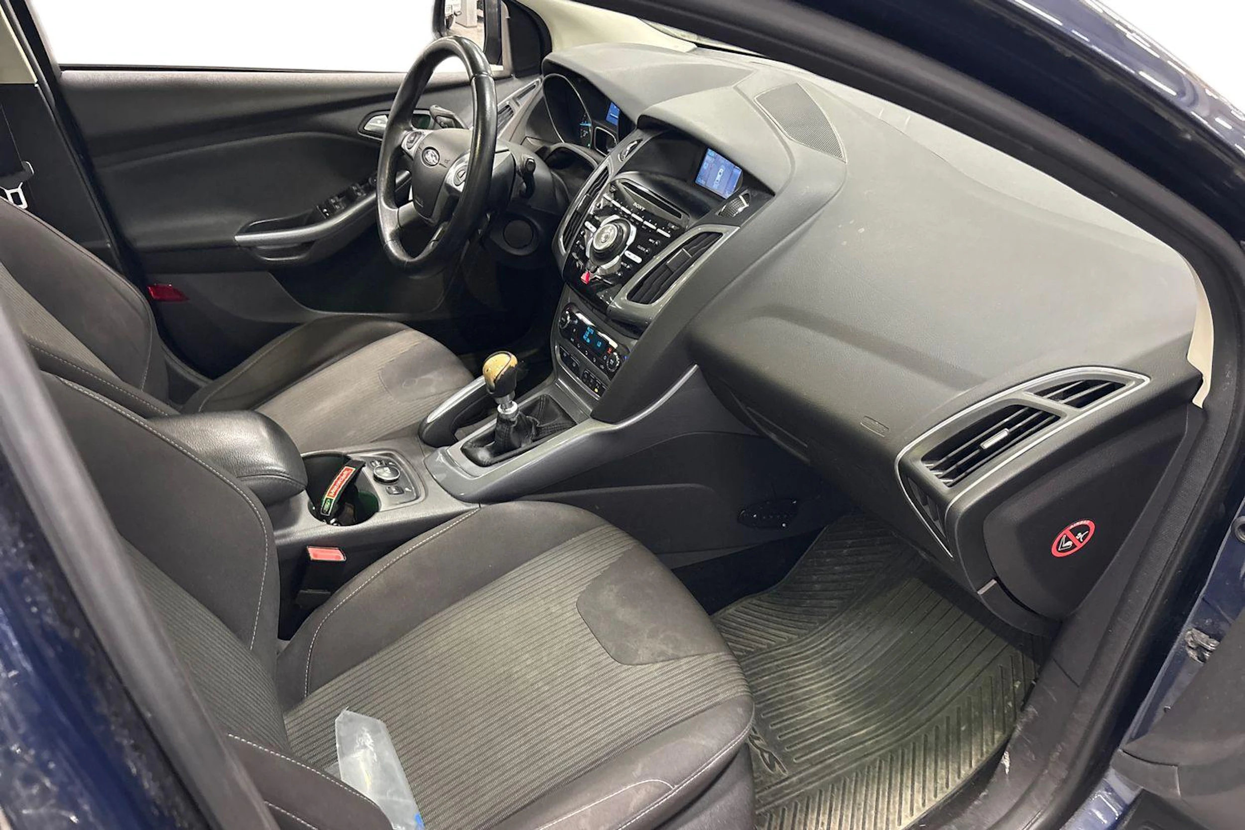 sininen Ford Focus 2012 kuva 8.