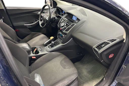 sininen Ford Focus 2012 kuva 8.