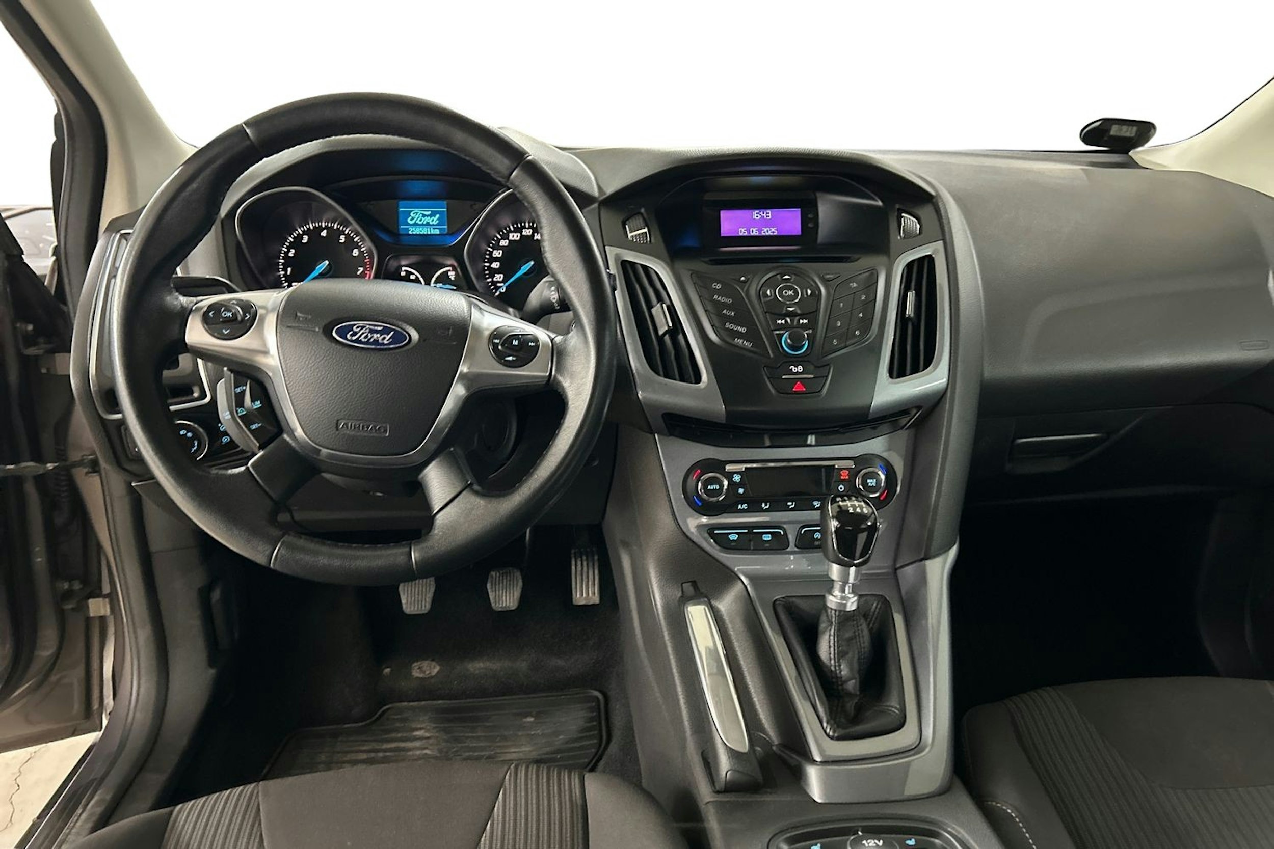 ruskea (beige) Ford Focus 2012 kuva 9.