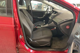 punainen Ford Focus 2013 kuva 4.