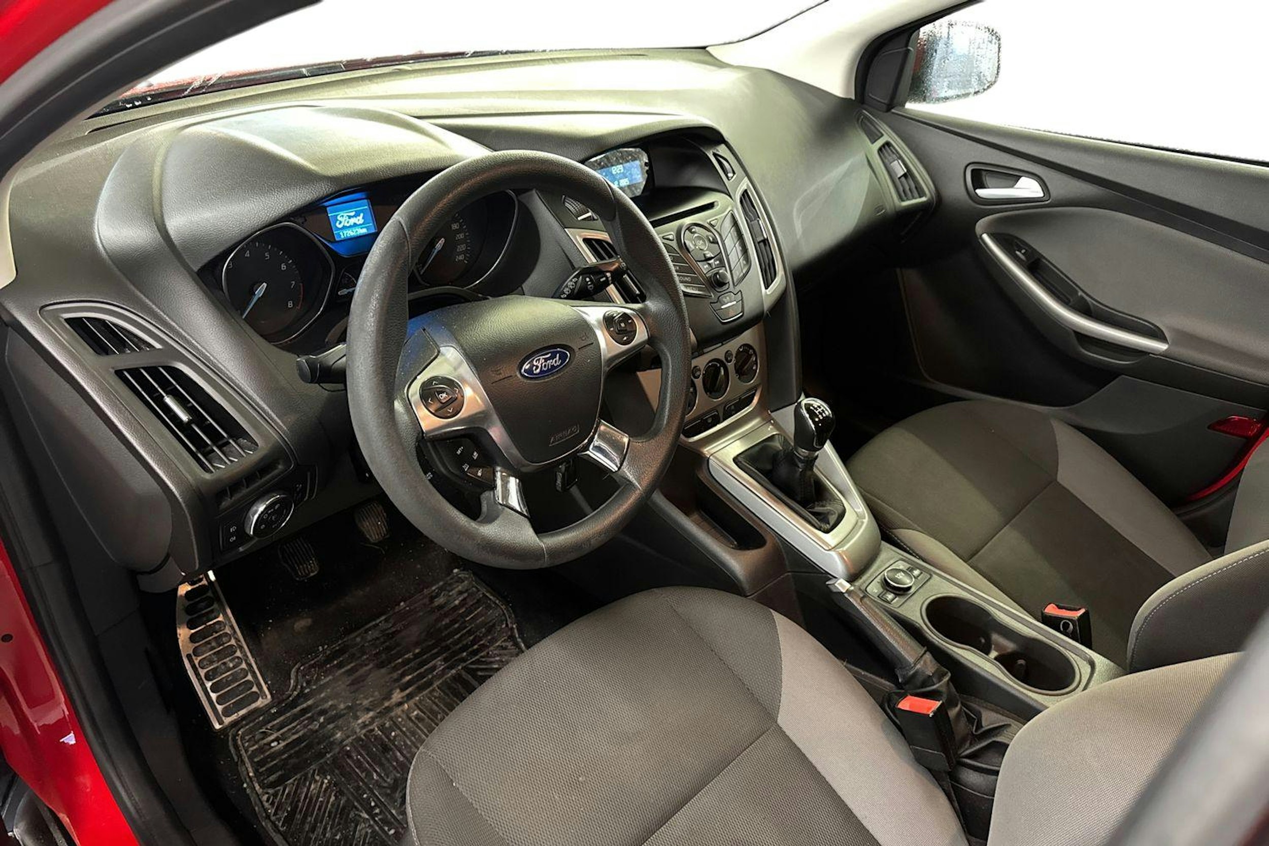 punainen Ford Focus 2013 kuva 3.