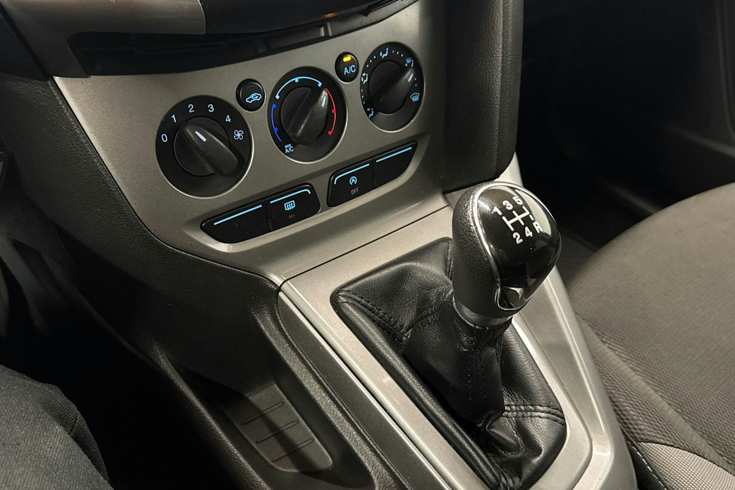 punainen Ford Focus 2013 kuva 16.