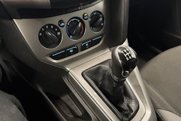 punainen Ford Focus 2013 kuva 16.