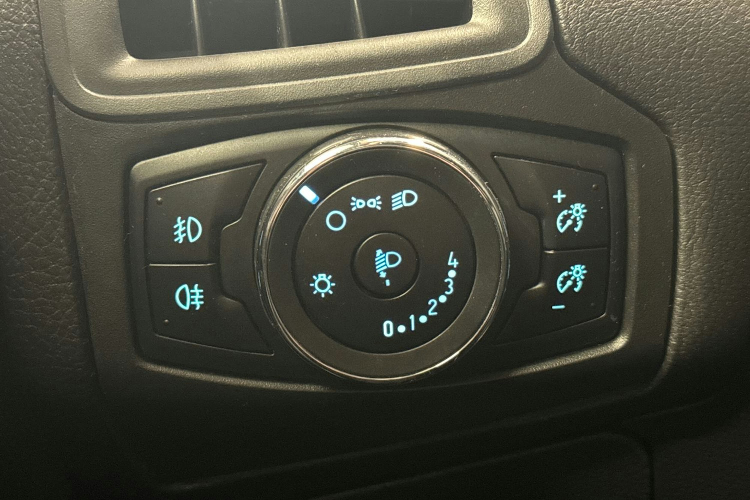 punainen Ford Focus 2013 kuva 17.