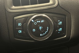 punainen Ford Focus 2013 kuva 17.