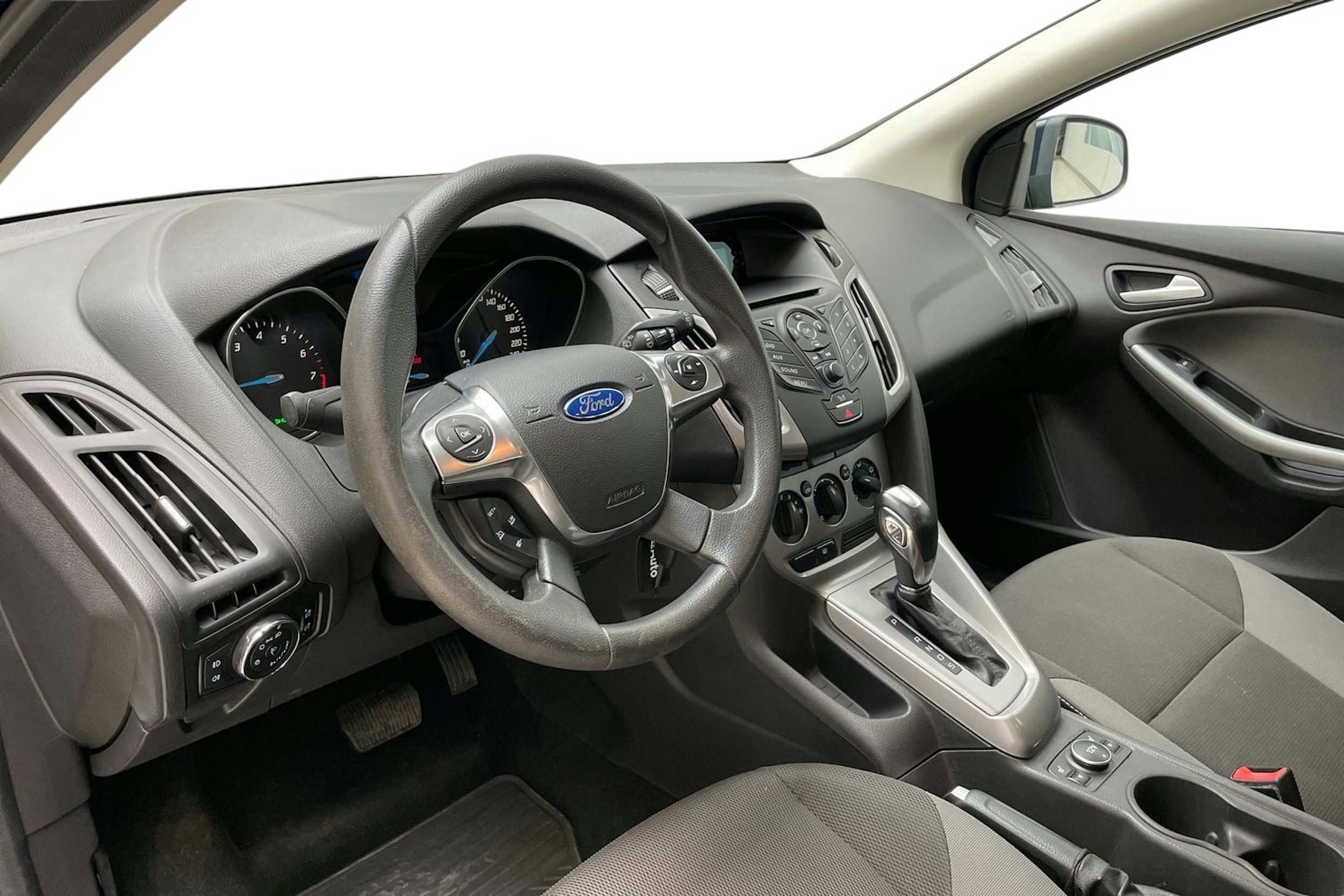 sininen Ford Focus 2013 kuva 7.