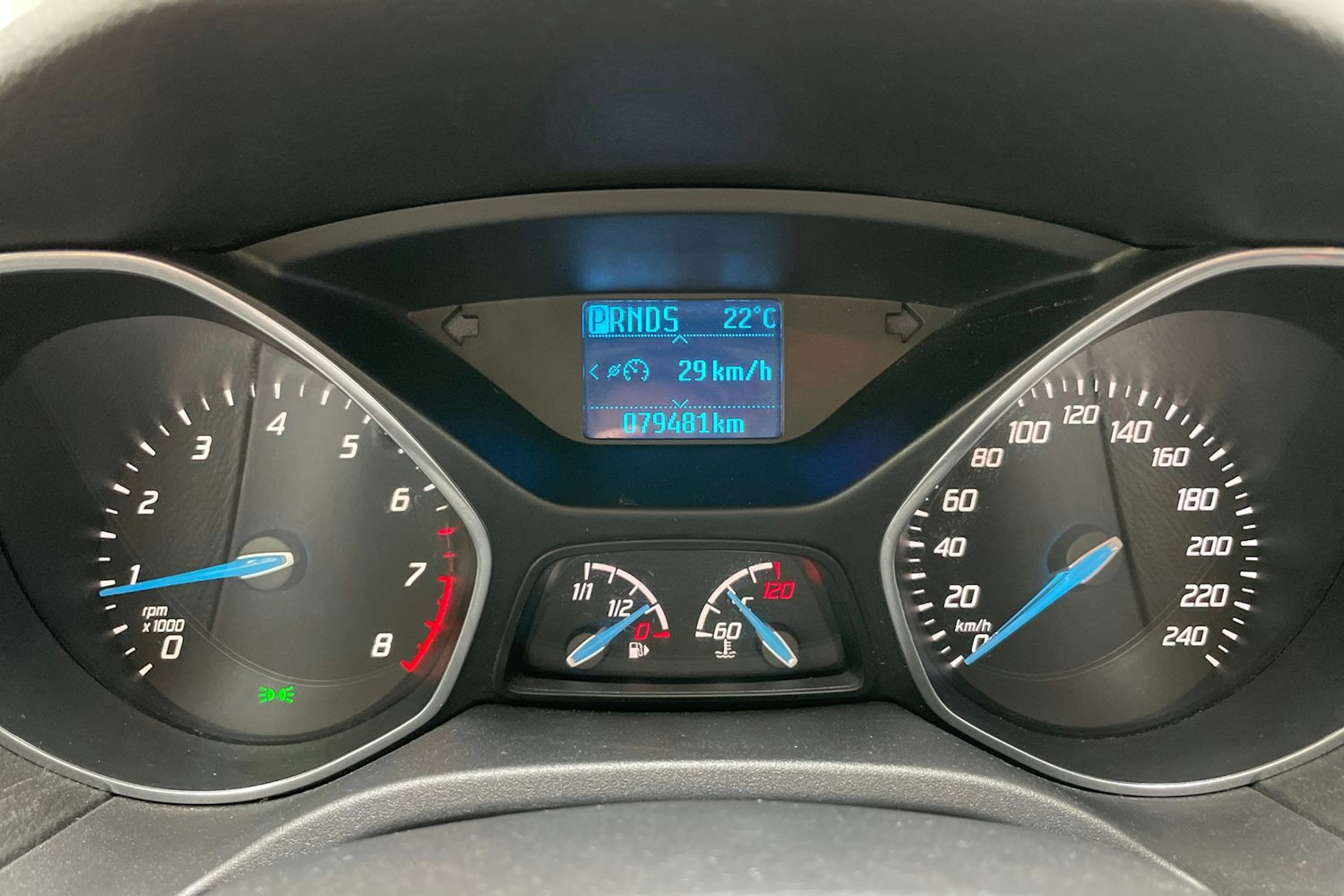 sininen Ford Focus 2013 kuva 14.