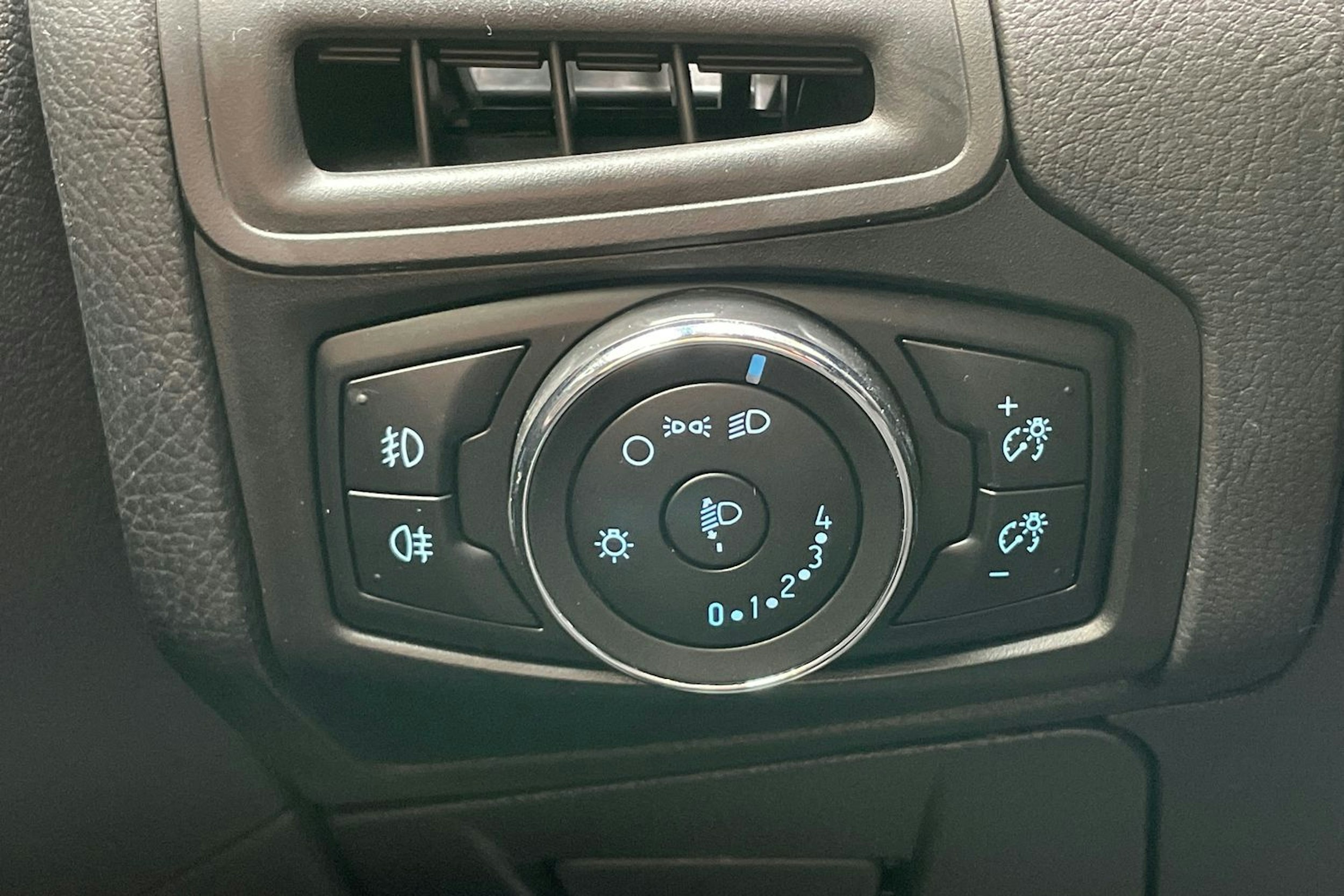 sininen Ford Focus 2013 kuva 17.