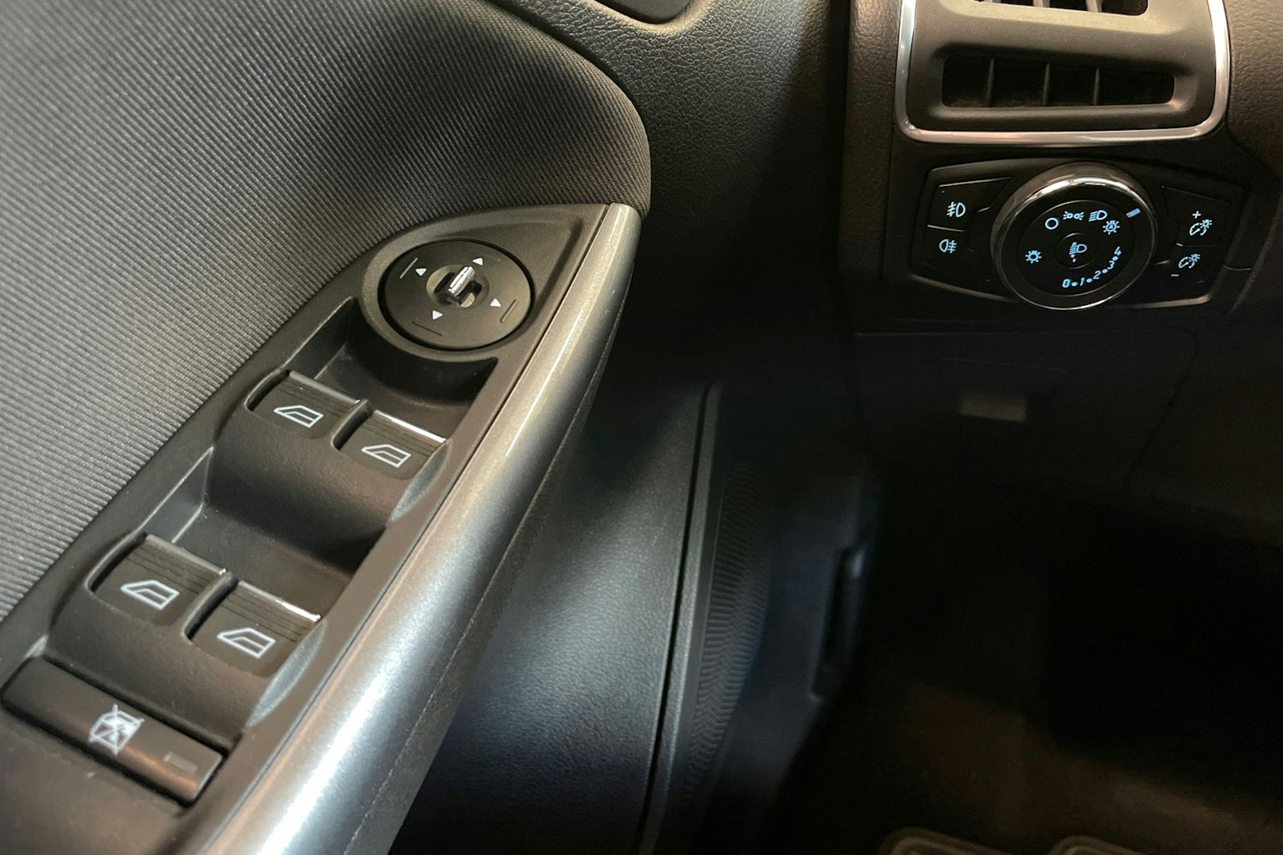 ruskea (beige) Ford Focus 2013 kuva 20.