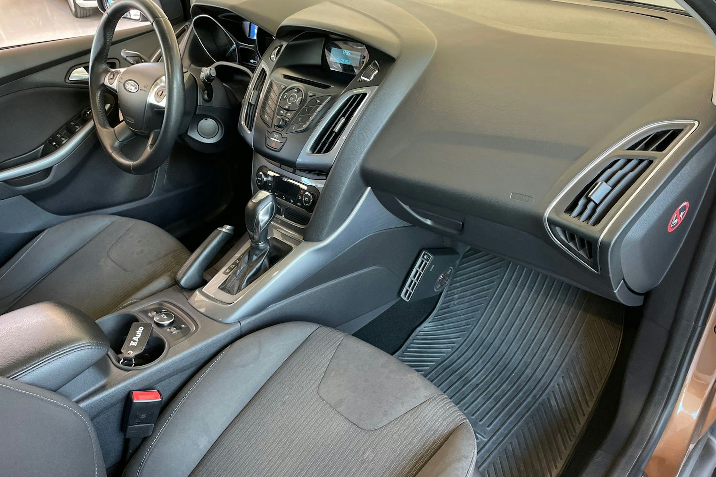 ruskea (beige) Ford Focus 2013 kuva 25.