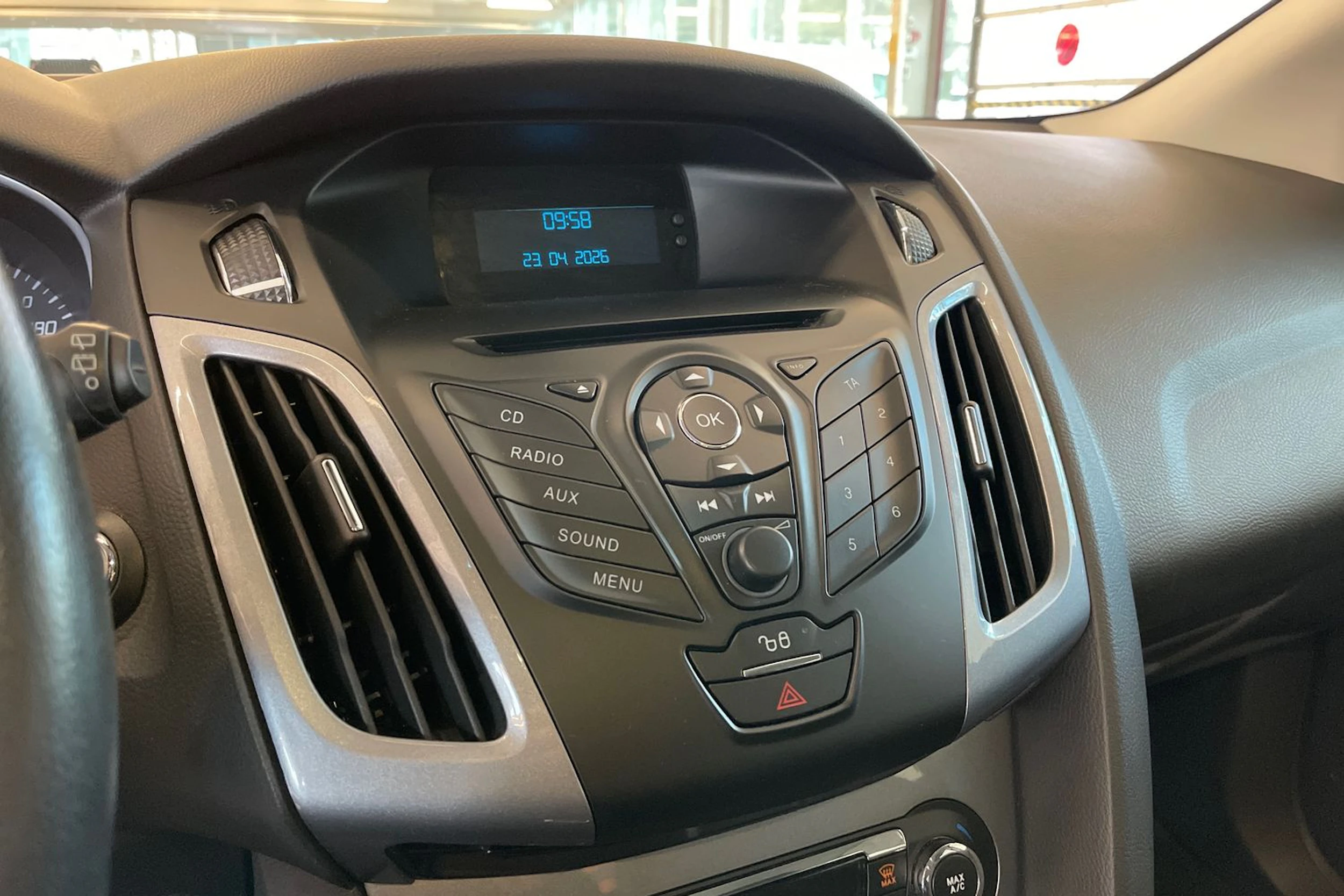 punainen Ford Focus 2013 kuva 18.