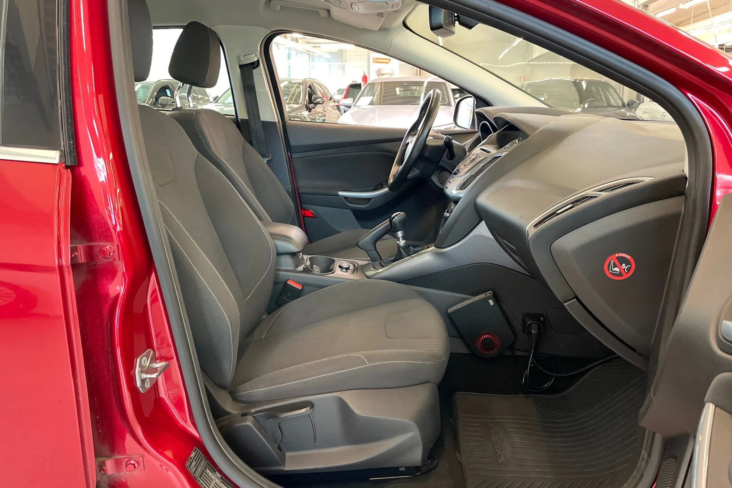 punainen Ford Focus 2013 kuva 22.