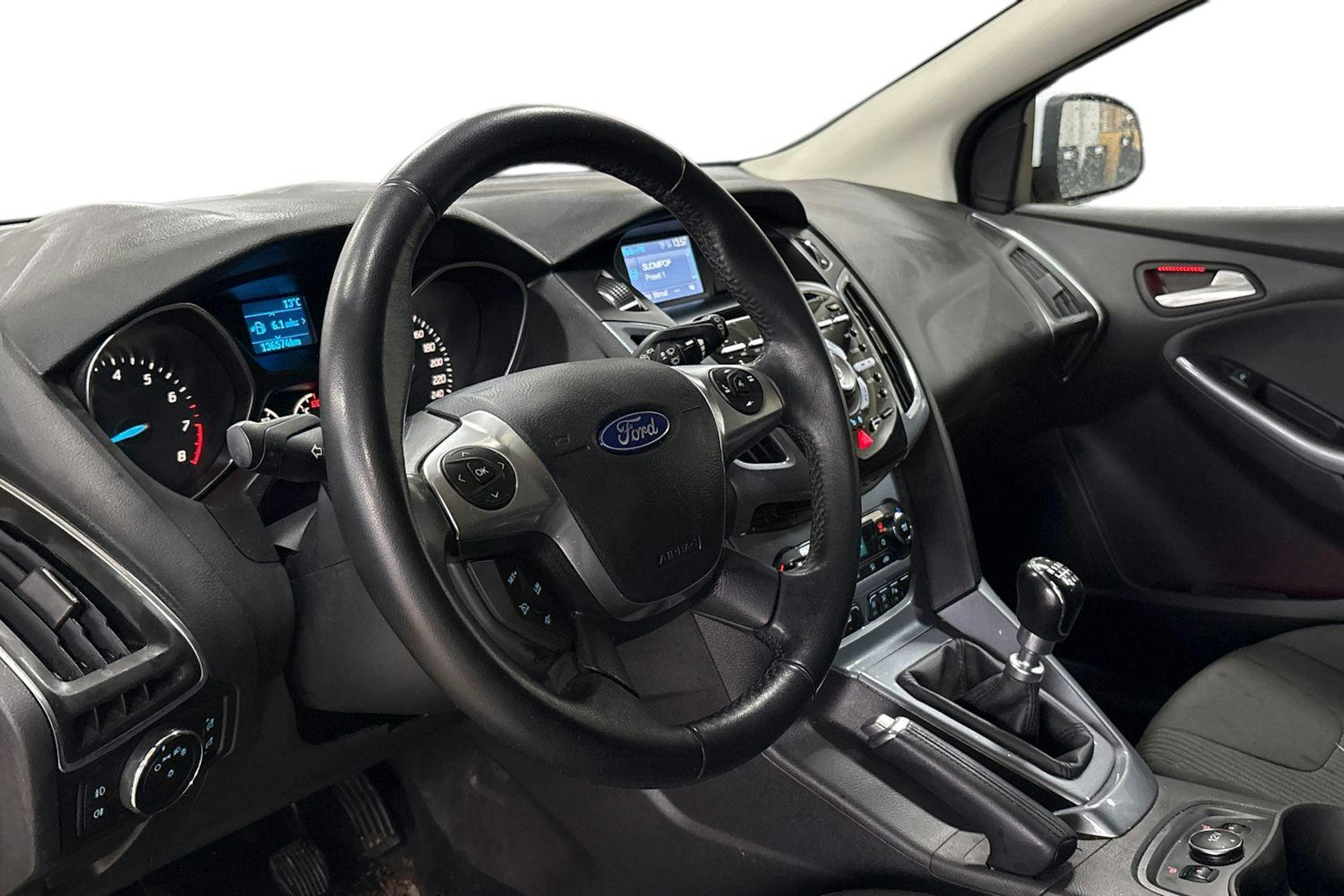 Valkoinen Ford FOCUS 2014 kuva 3.
