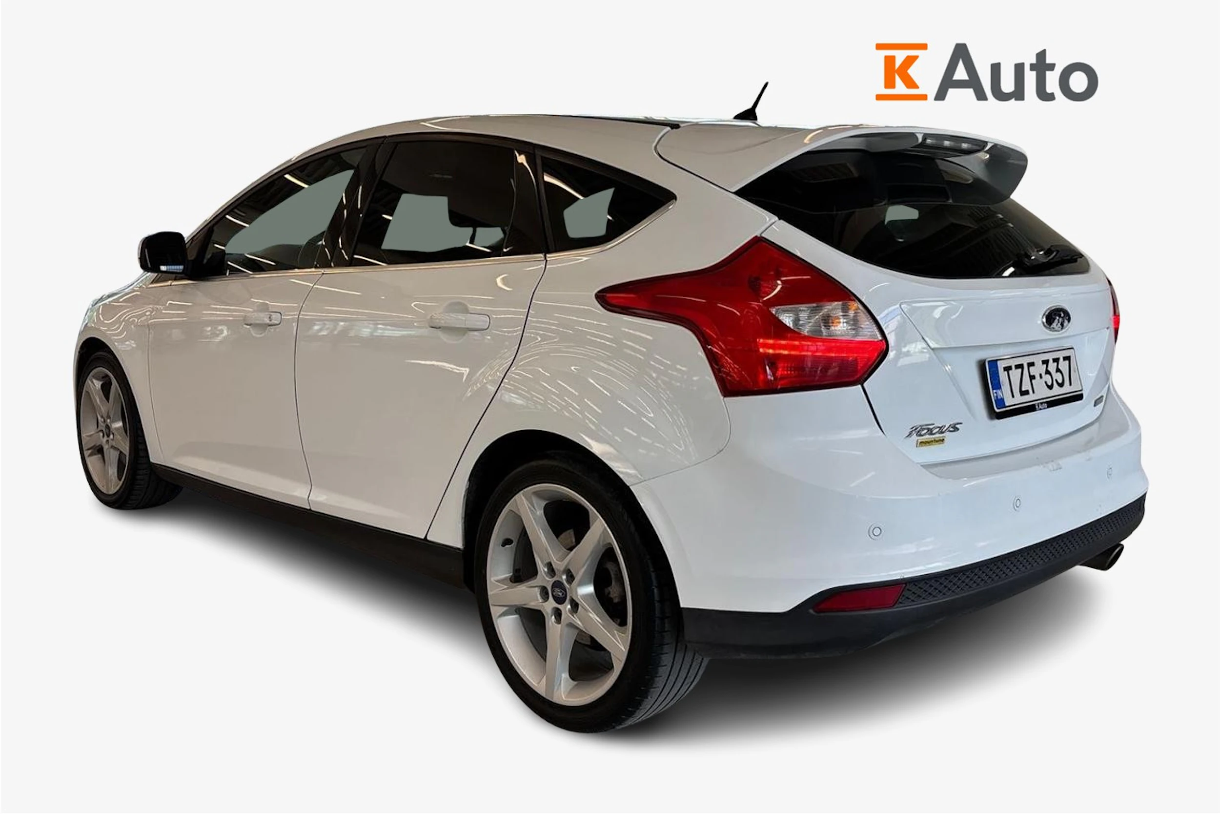 valkoinen Ford Focus 2014 kuva 2.