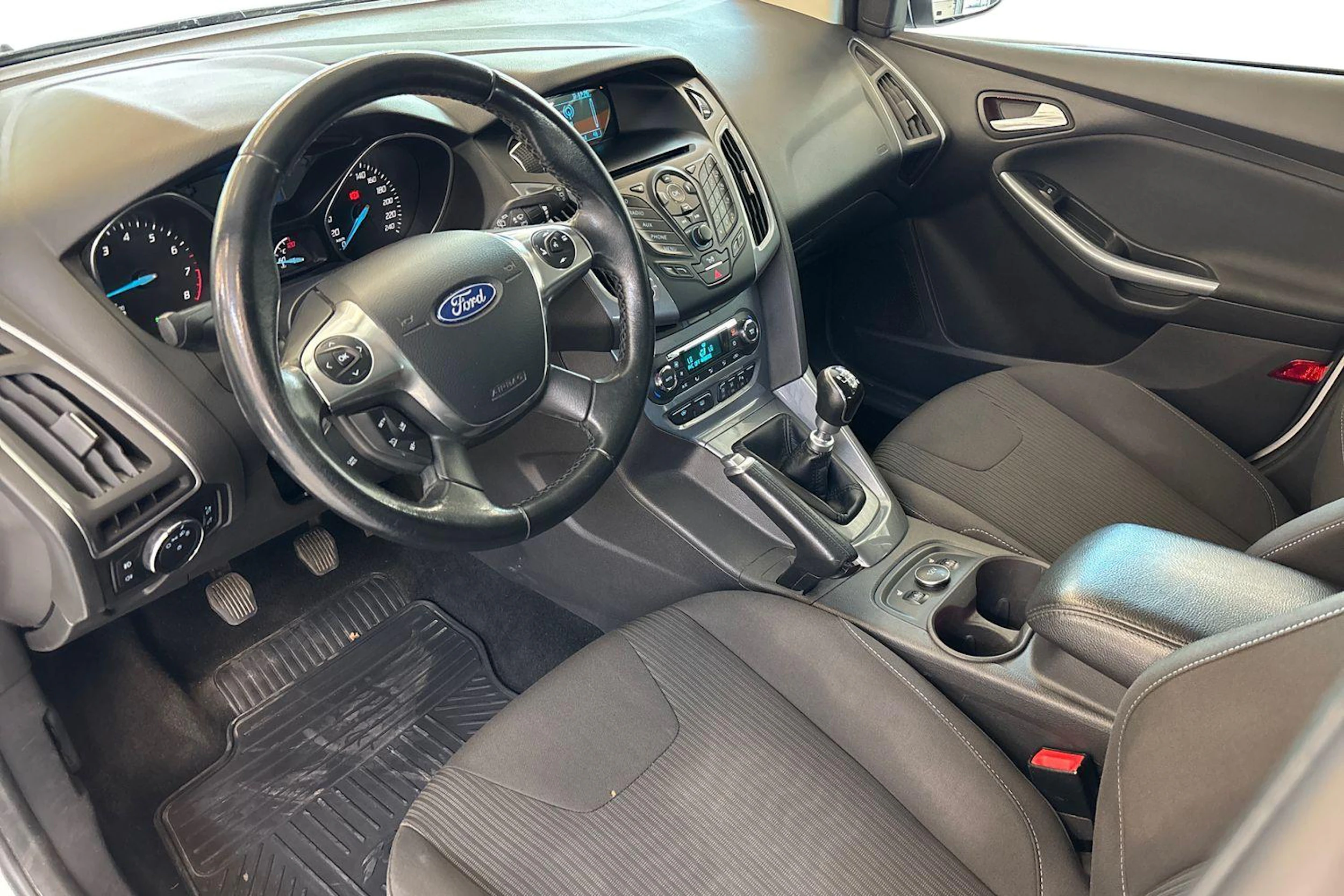 valkoinen Ford Focus 2014 kuva 6.