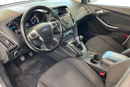 valkoinen Ford Focus 2014 kuva 6.