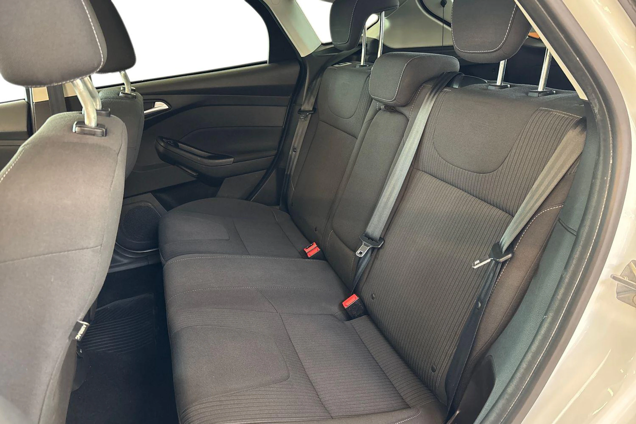 valkoinen Ford Focus 2014 kuva 8.