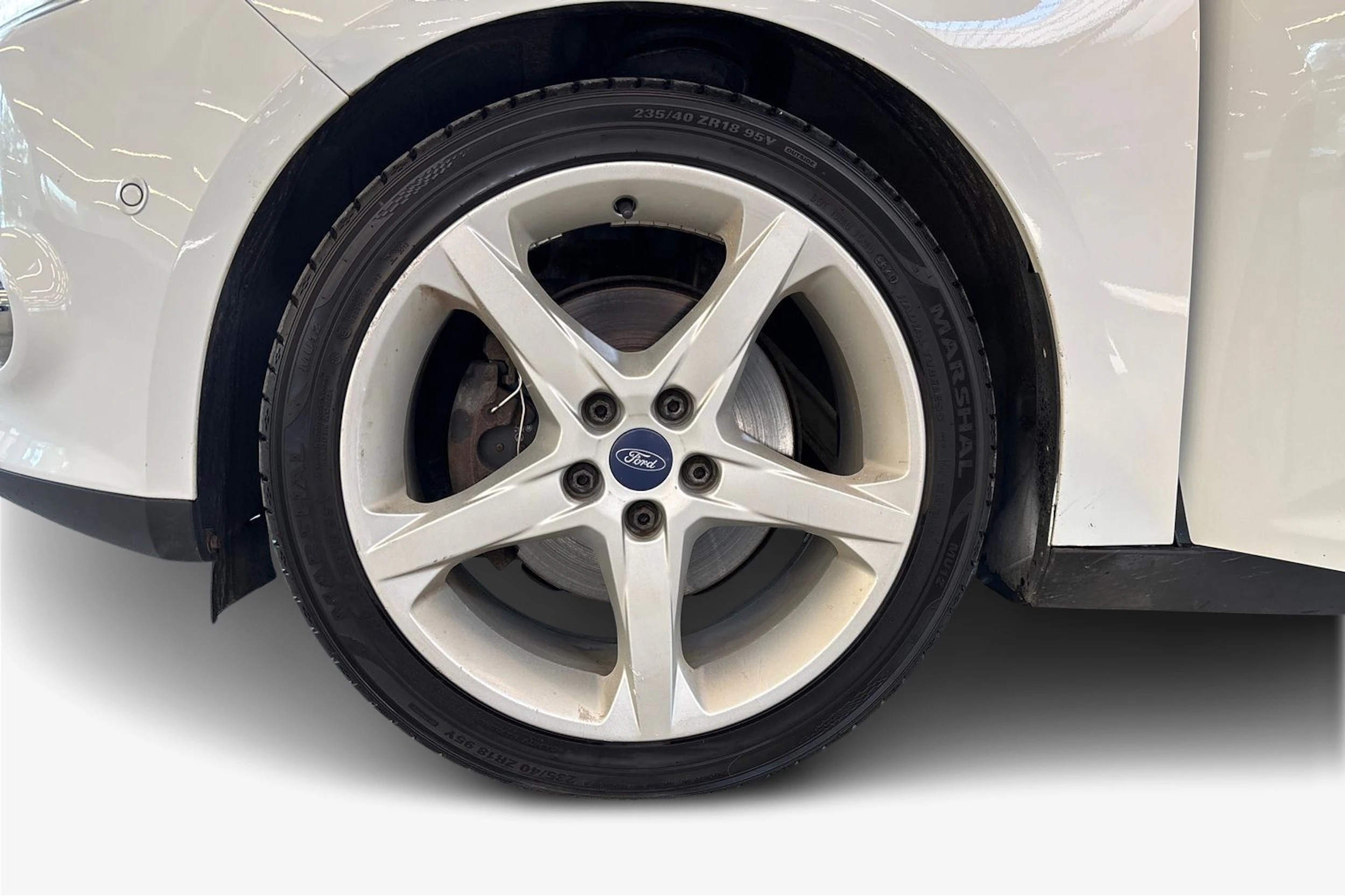 valkoinen Ford Focus 2014 kuva 9.