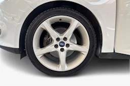 valkoinen Ford Focus 2014 kuva 9.