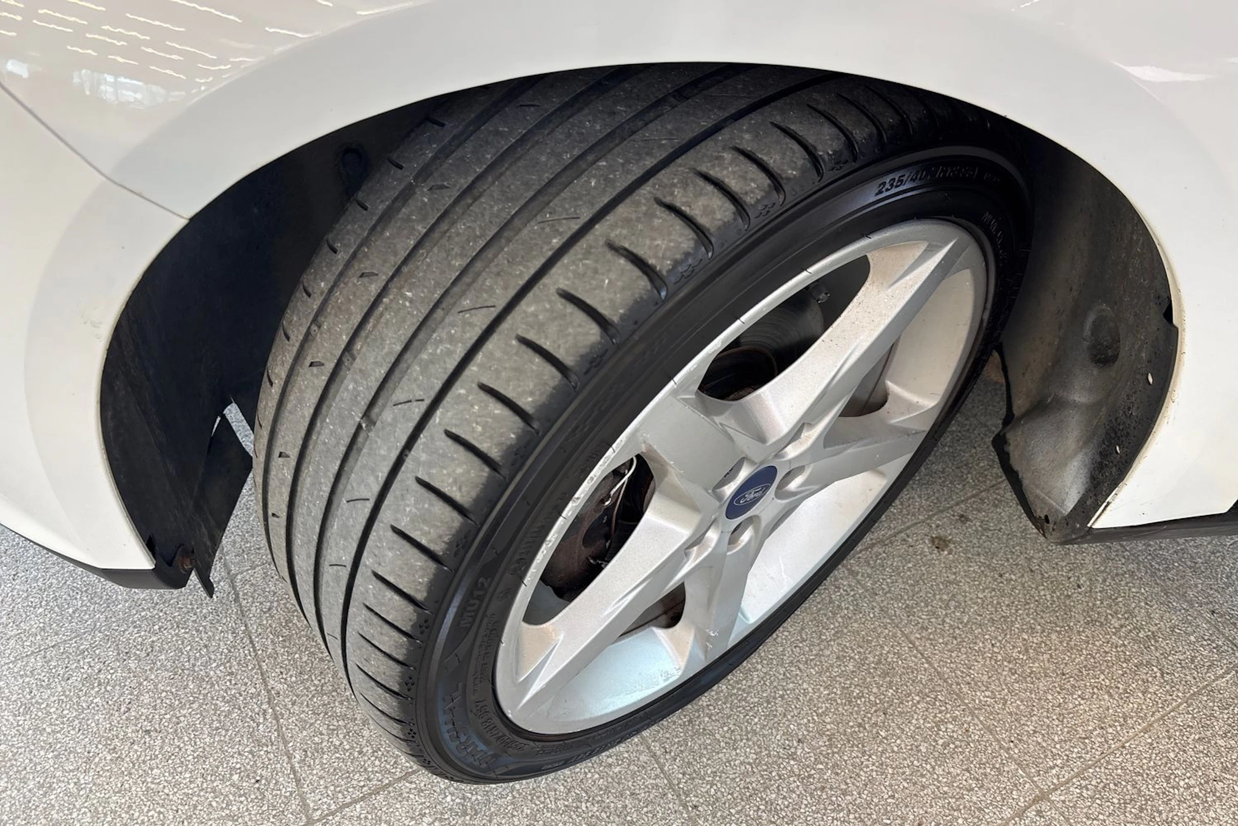 valkoinen Ford Focus 2014 kuva 10.