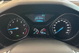 valkoinen Ford Focus 2014 kuva 11.
