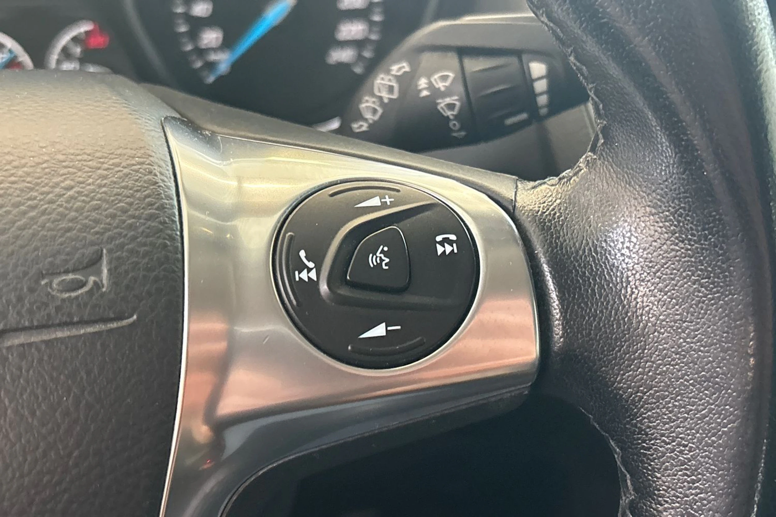 valkoinen Ford Focus 2014 kuva 12.