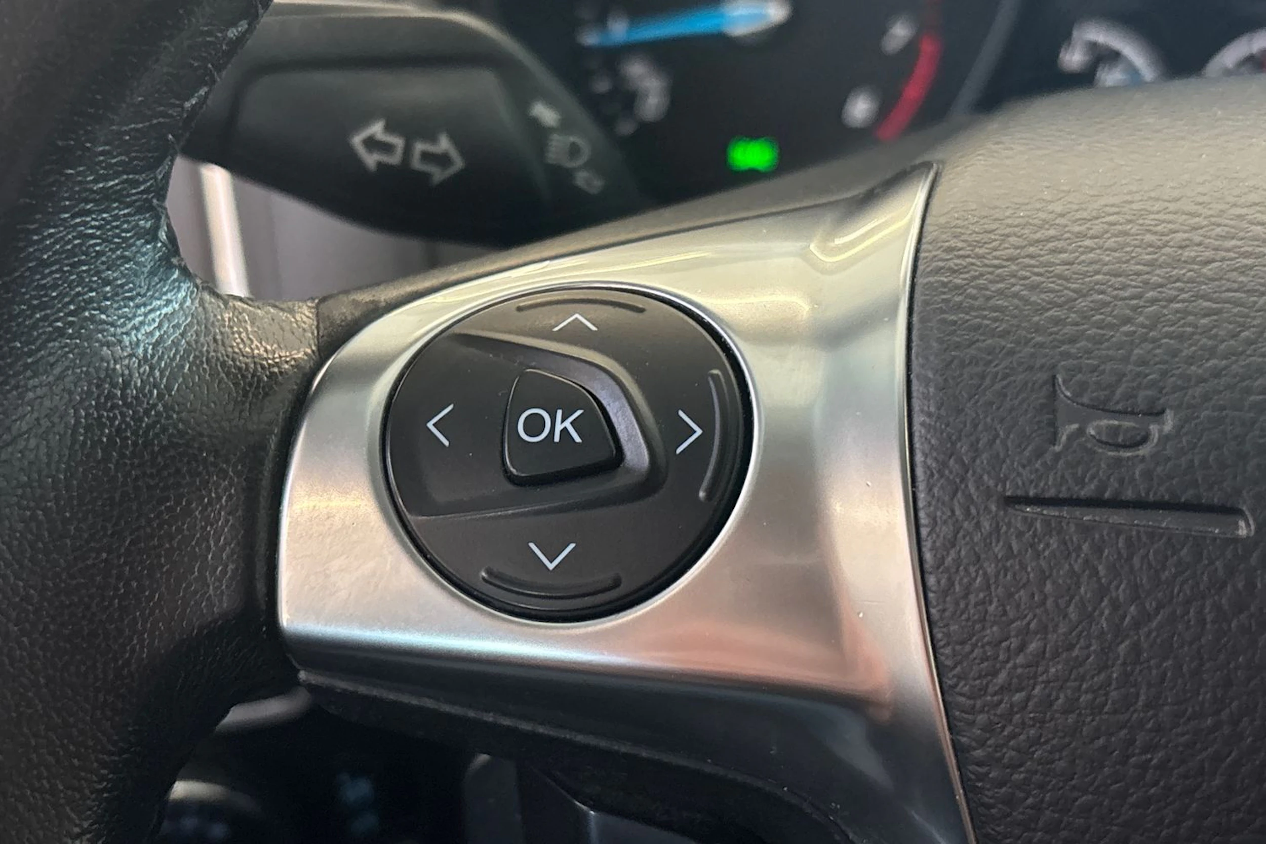 valkoinen Ford Focus 2014 kuva 13.
