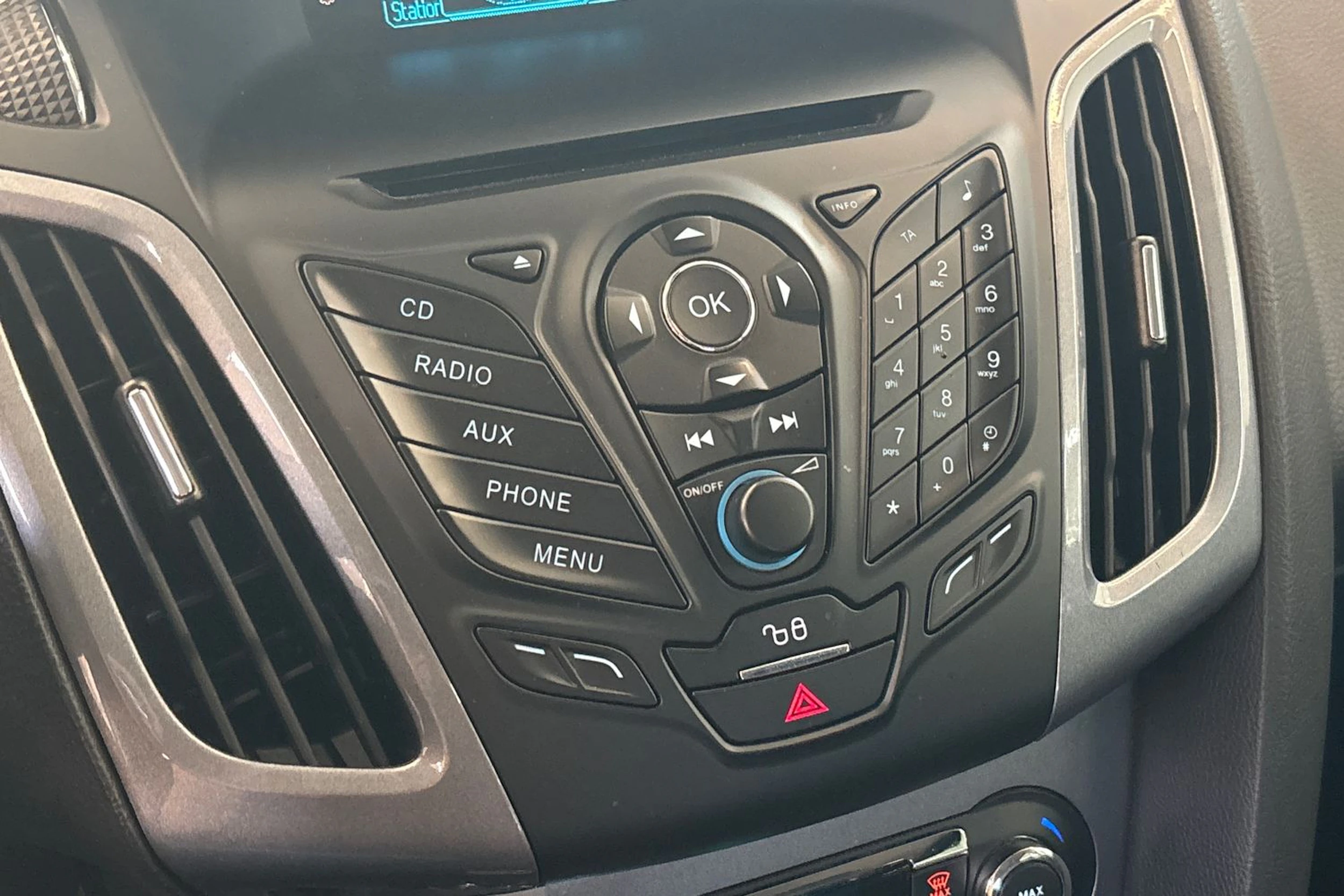 valkoinen Ford Focus 2014 kuva 17.