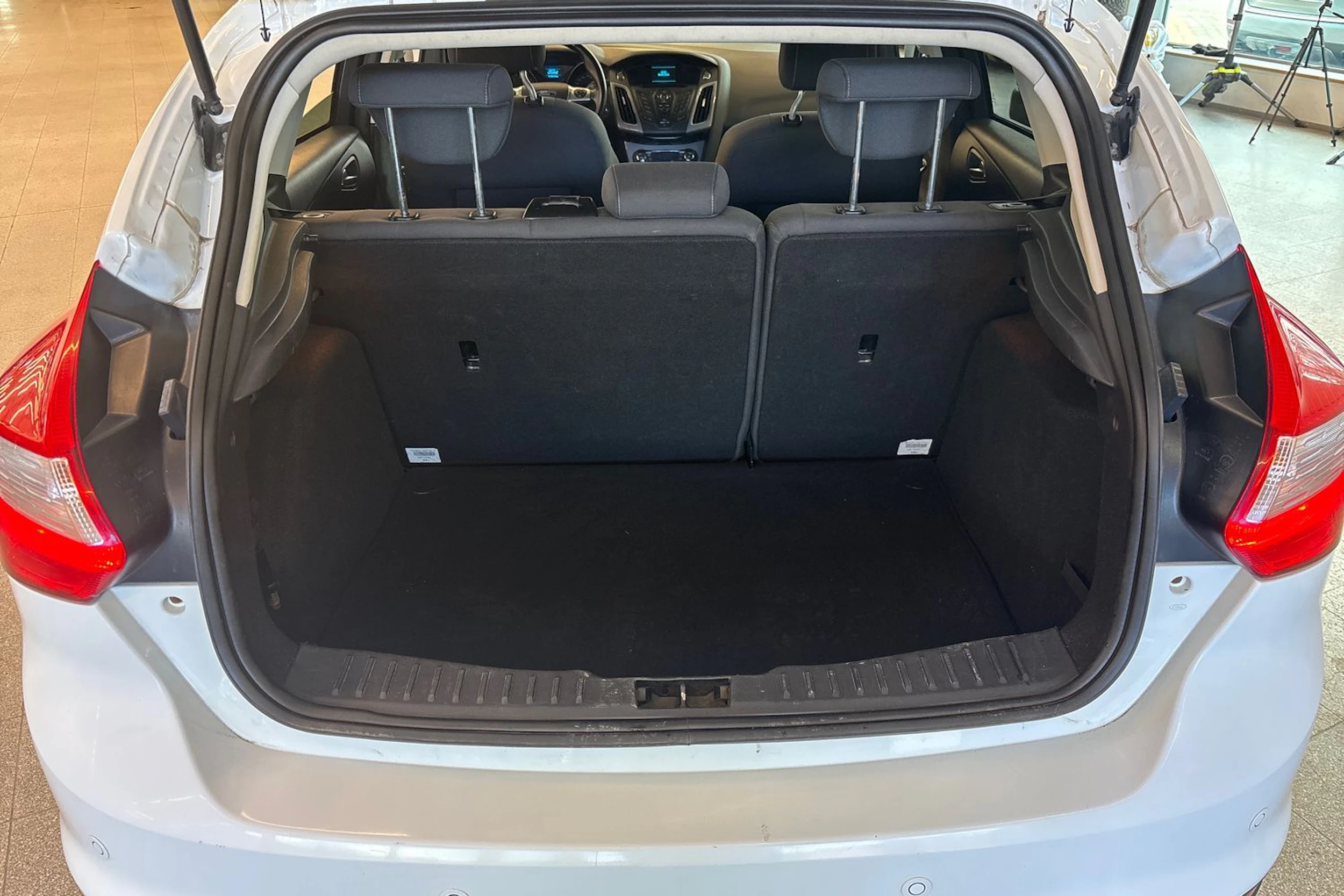 valkoinen Ford Focus 2014 kuva 19.