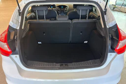 valkoinen Ford Focus 2014 kuva 19.