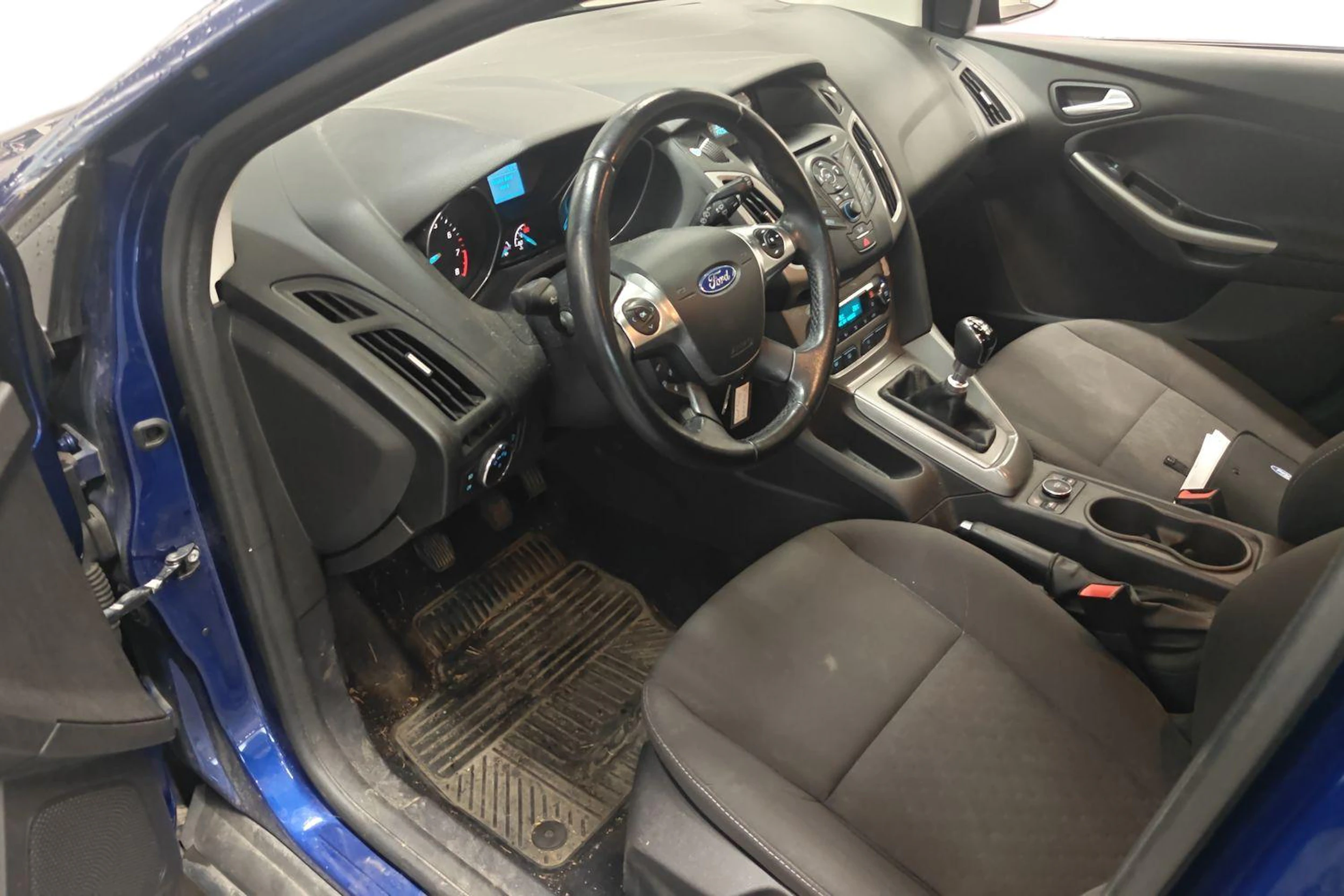 sininen Ford Focus 2014 kuva 3.