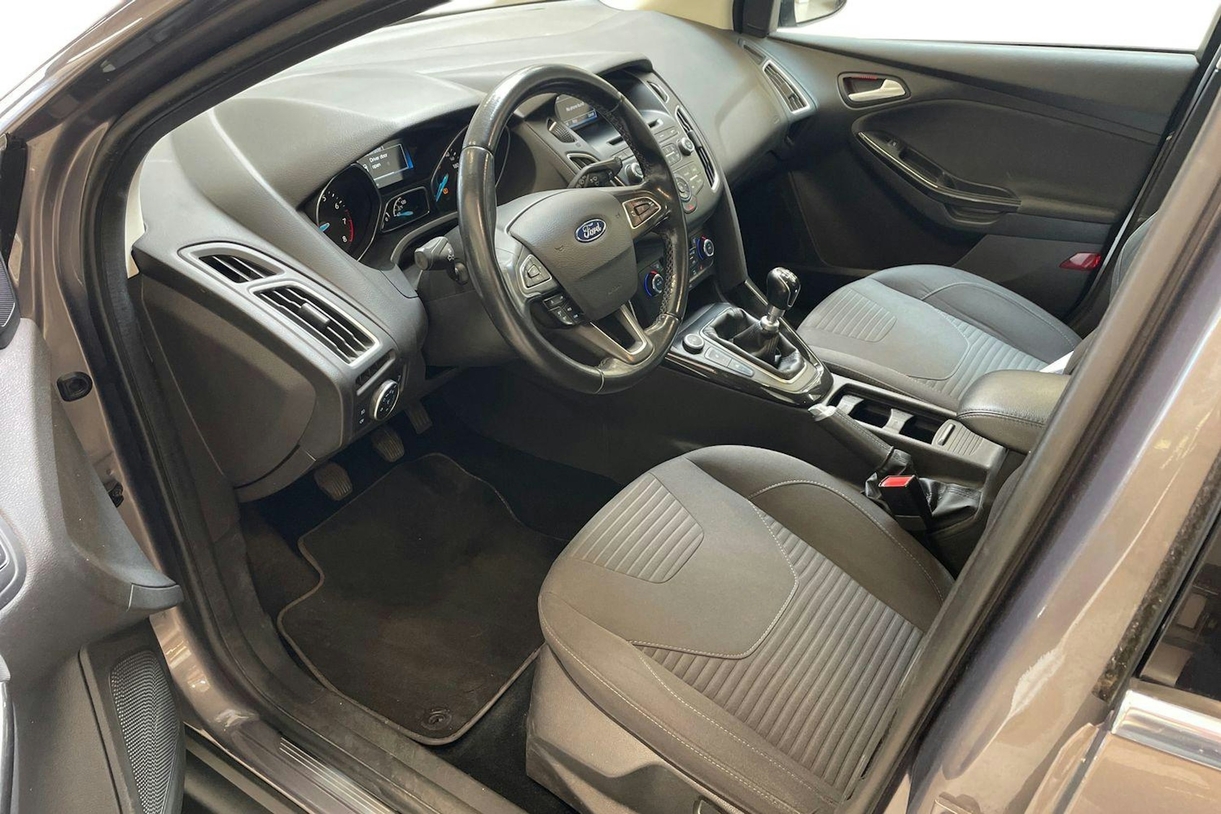 ruskea (beige) Ford Focus 2015 kuva 6.
