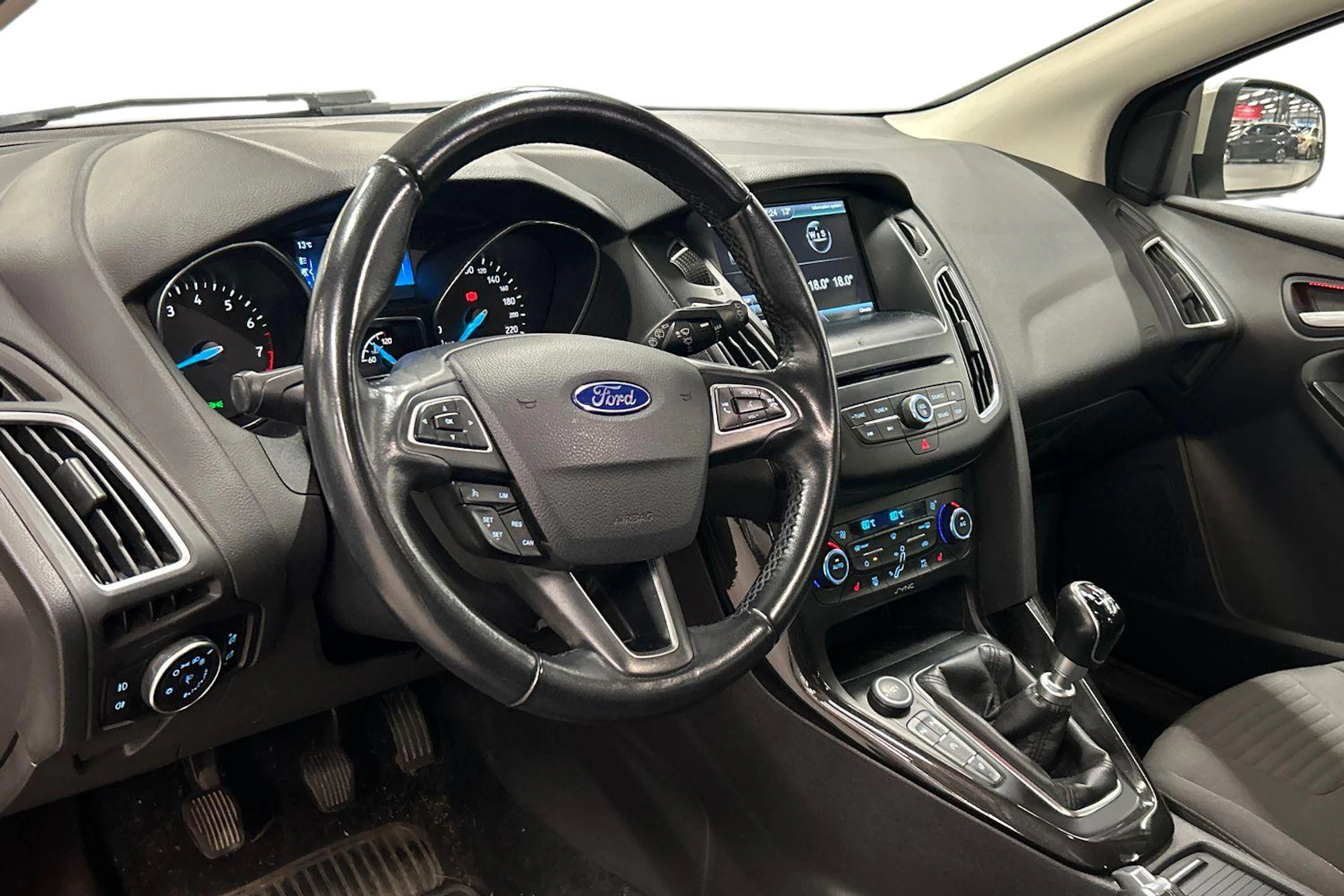 harmaa Ford Focus 2015 kuva 3.