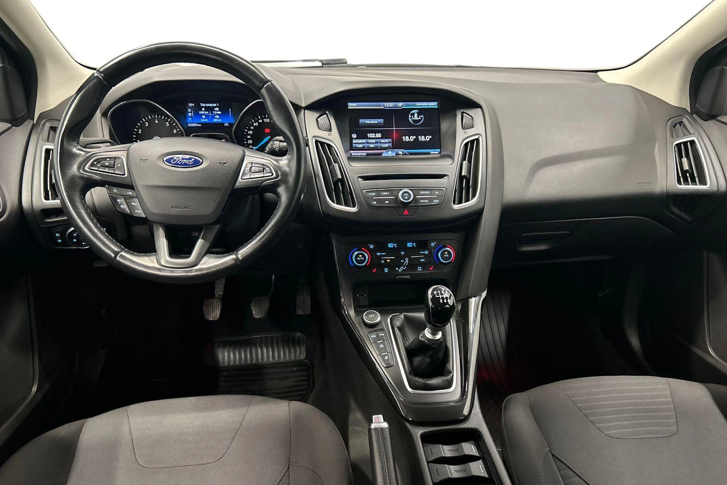 harmaa Ford Focus 2015 kuva 7.