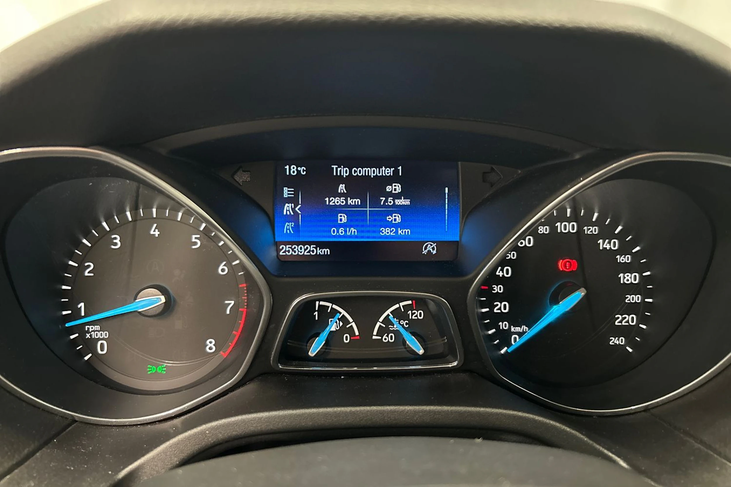 harmaa Ford Focus 2015 kuva 14.