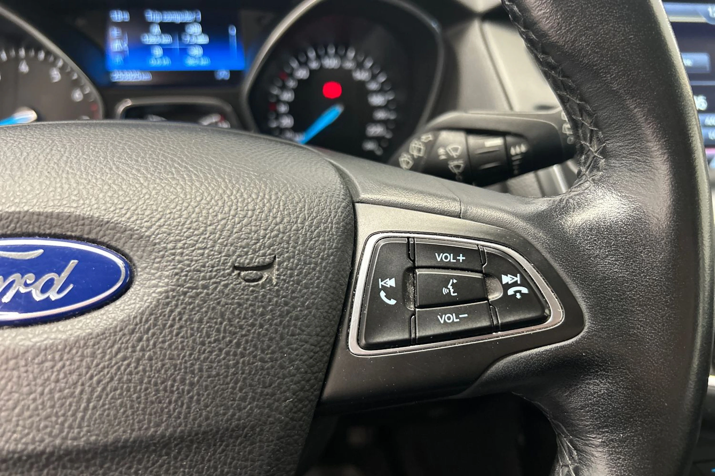 harmaa Ford Focus 2015 kuva 16.