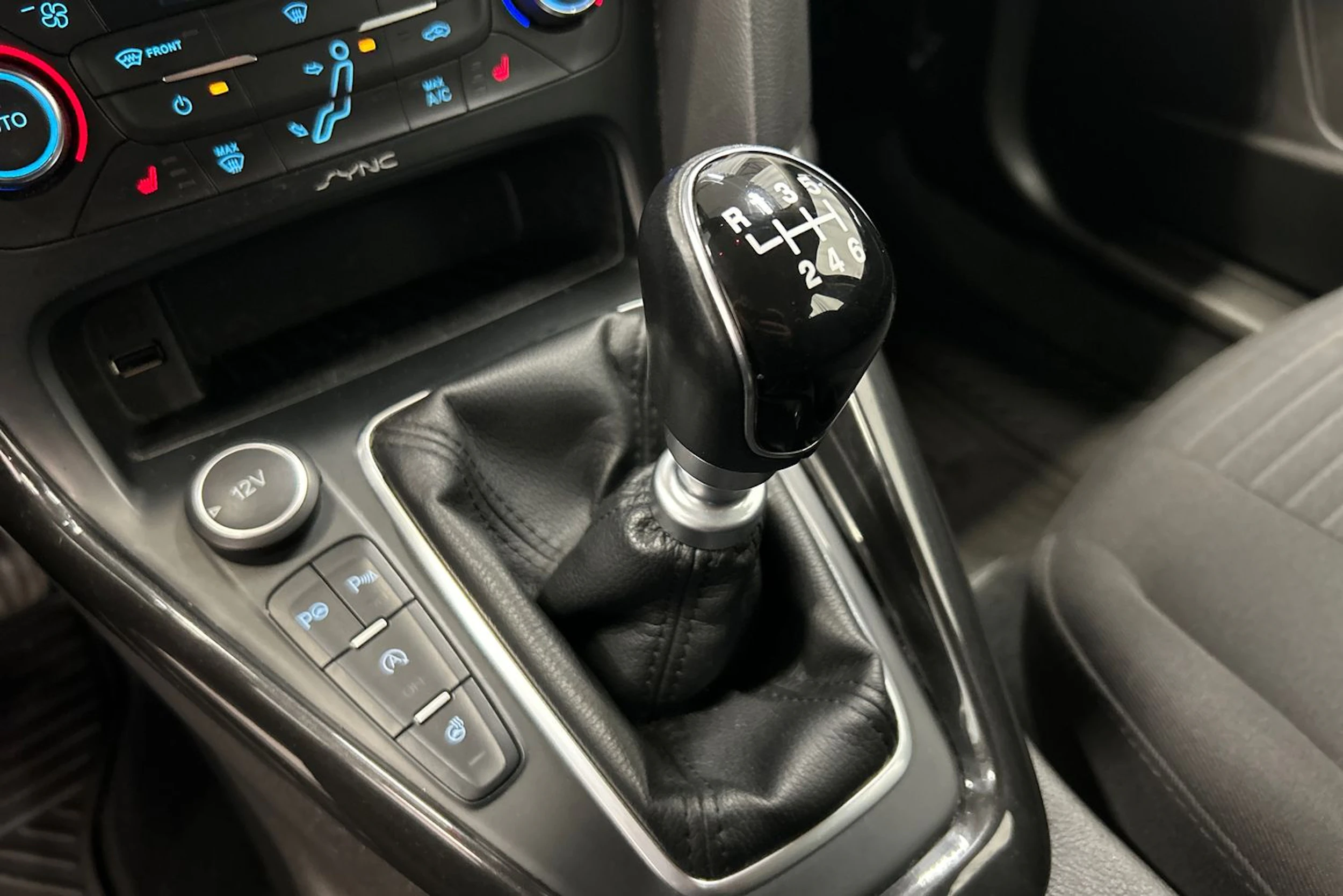 harmaa Ford Focus 2015 kuva 21.