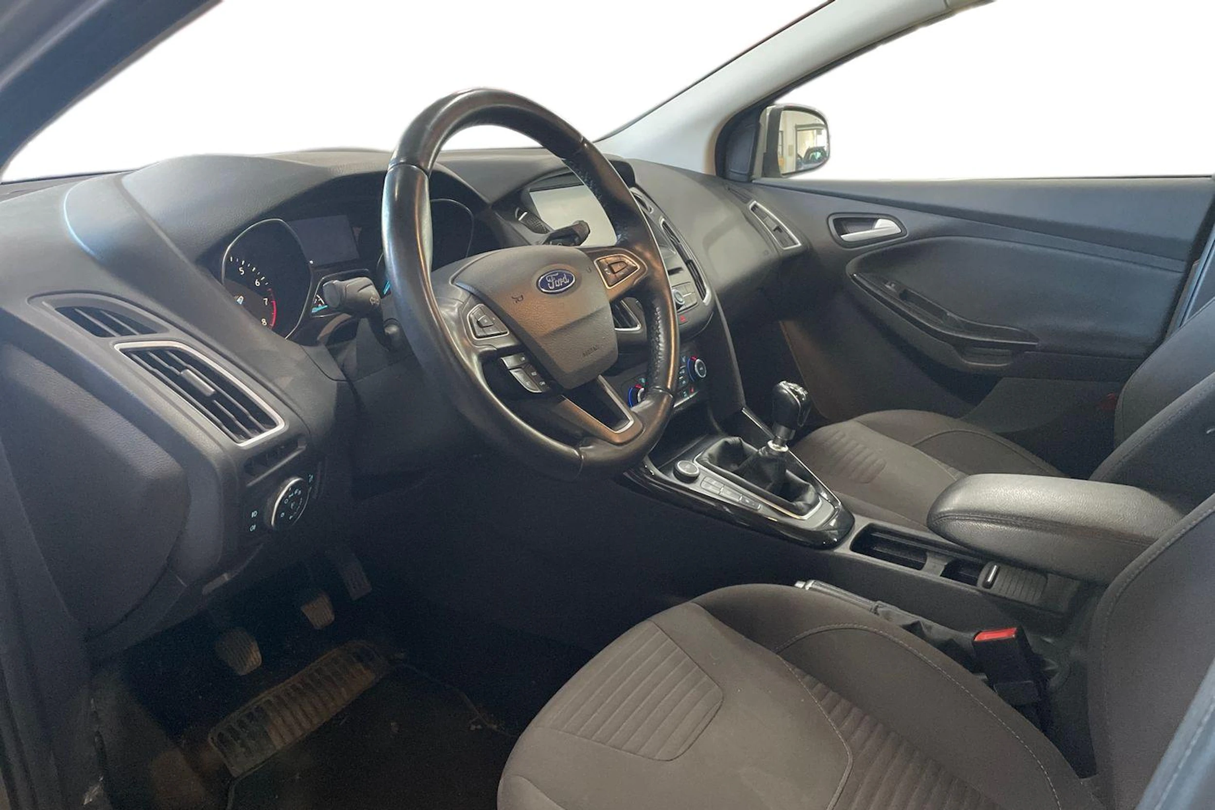 Harmaa Ford FOCUS 2015 kuva 3.