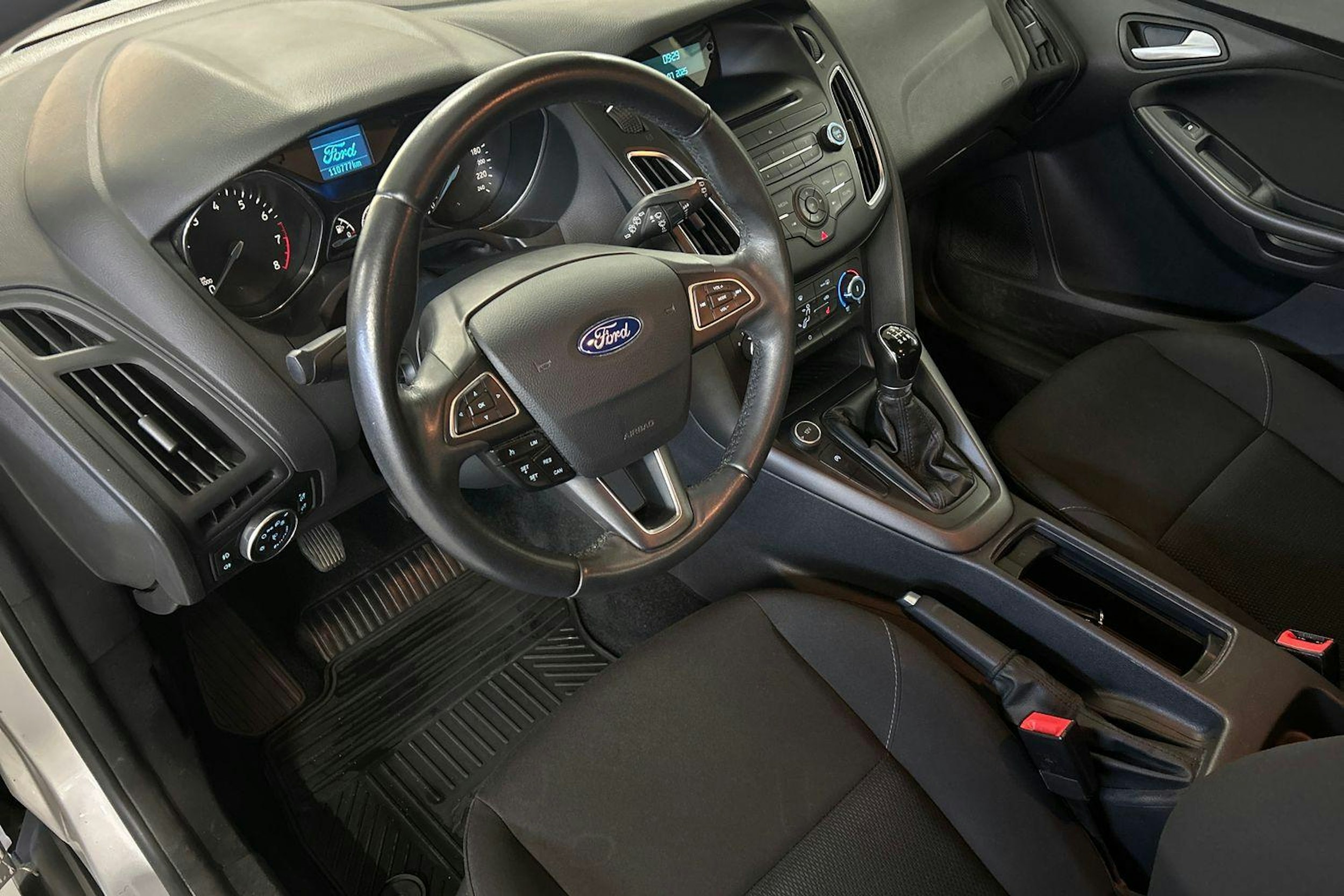 harmaa Ford Focus 2015 kuva 7.
