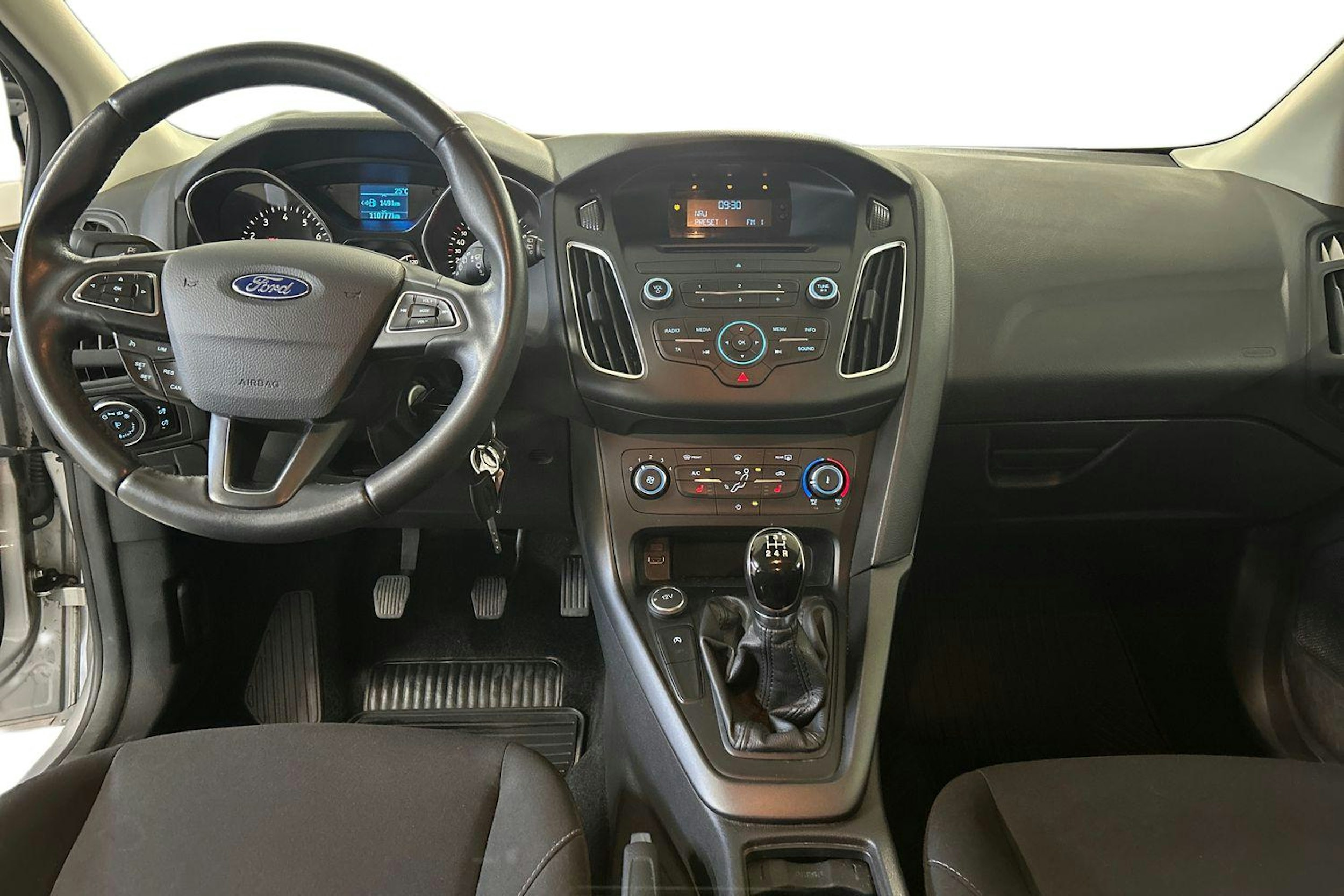 harmaa Ford Focus 2015 kuva 9.