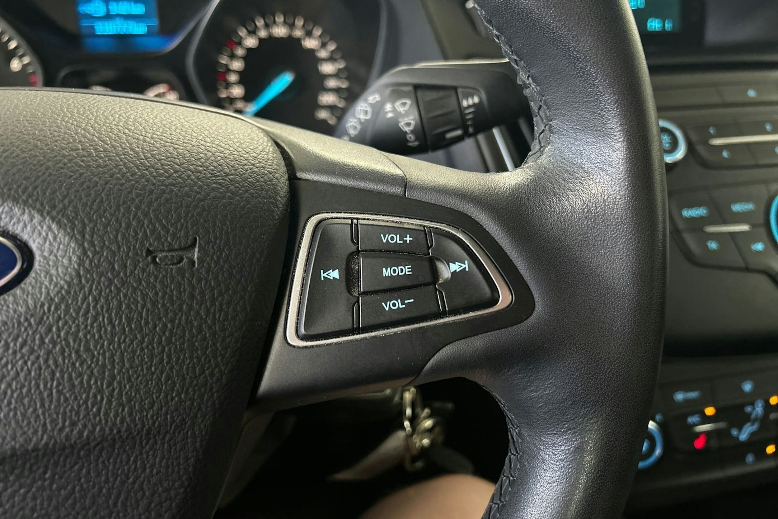 harmaa Ford Focus 2015 kuva 17.